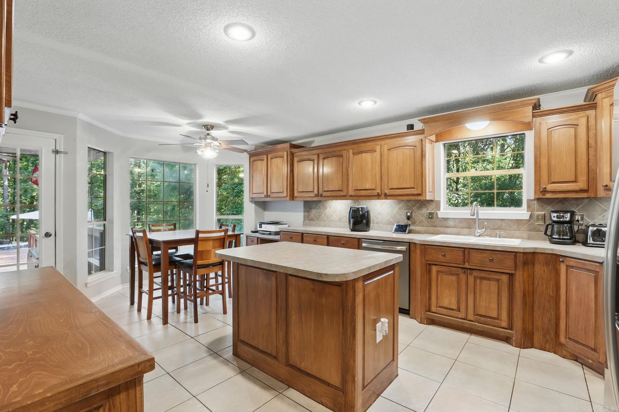 1321  River Oaks  Benton, AR