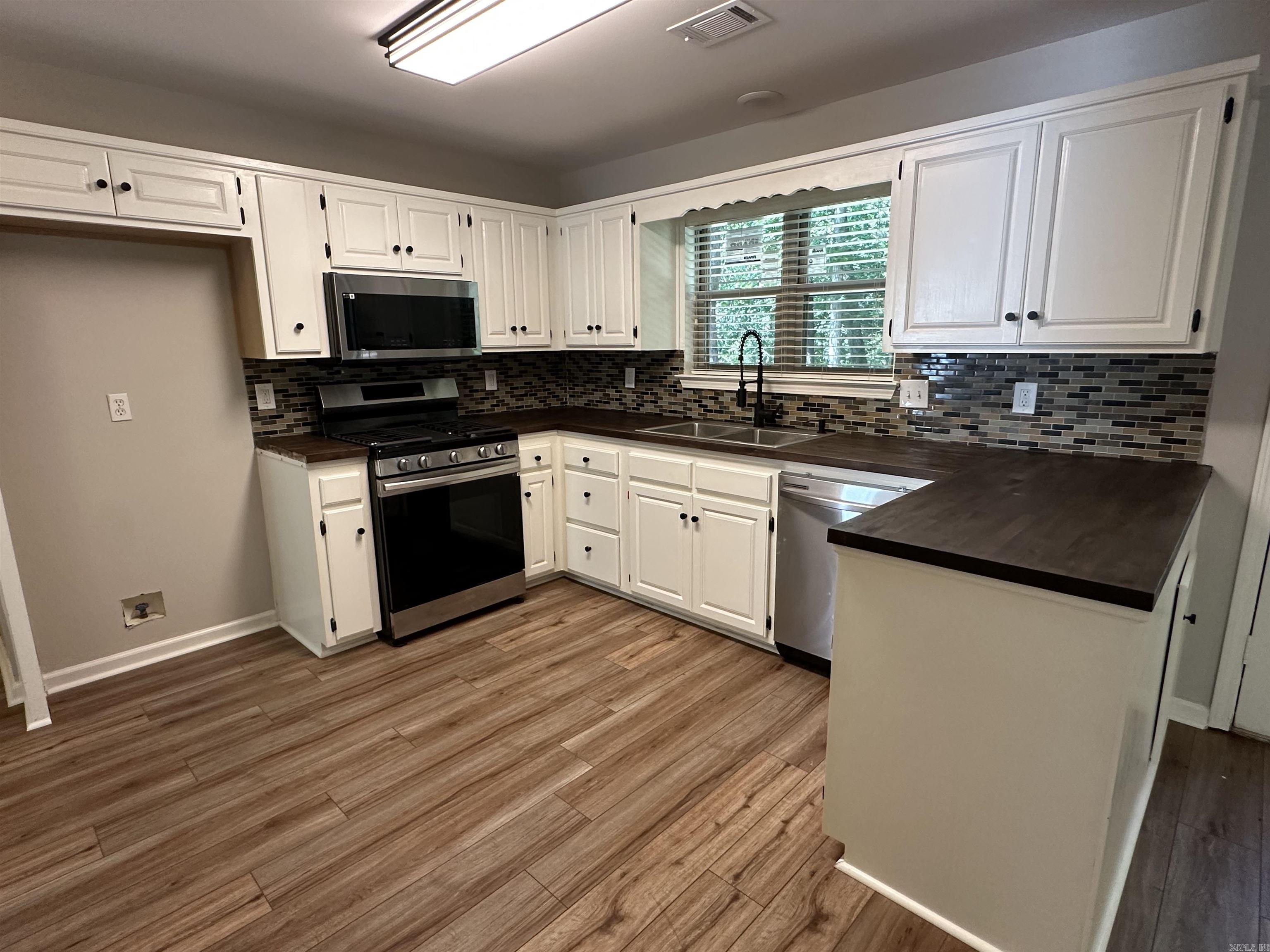 1108  River Oaks  Benton, AR