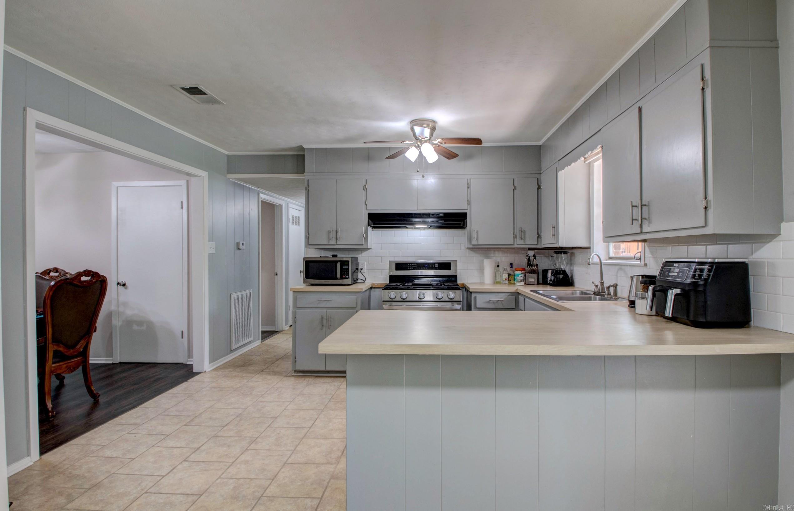 912 West  White Hall, AR