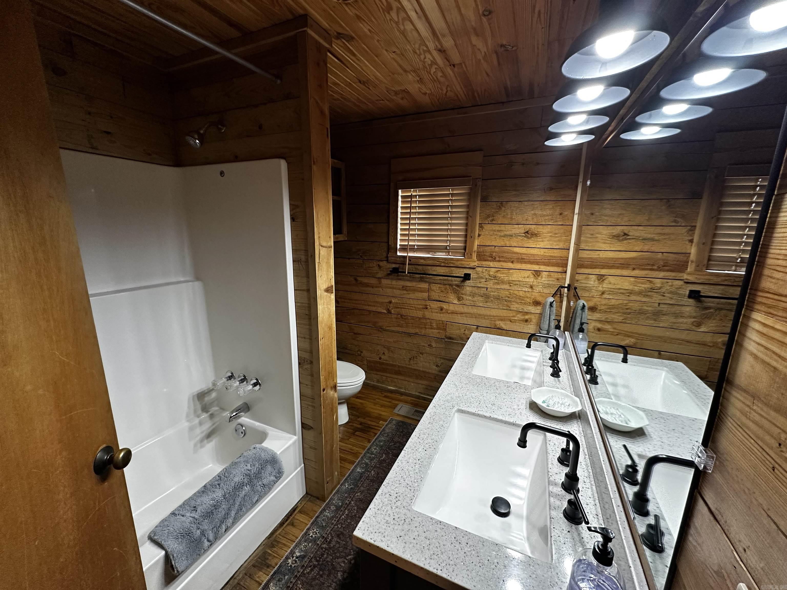 410 S Riverview  Mountain View, AR