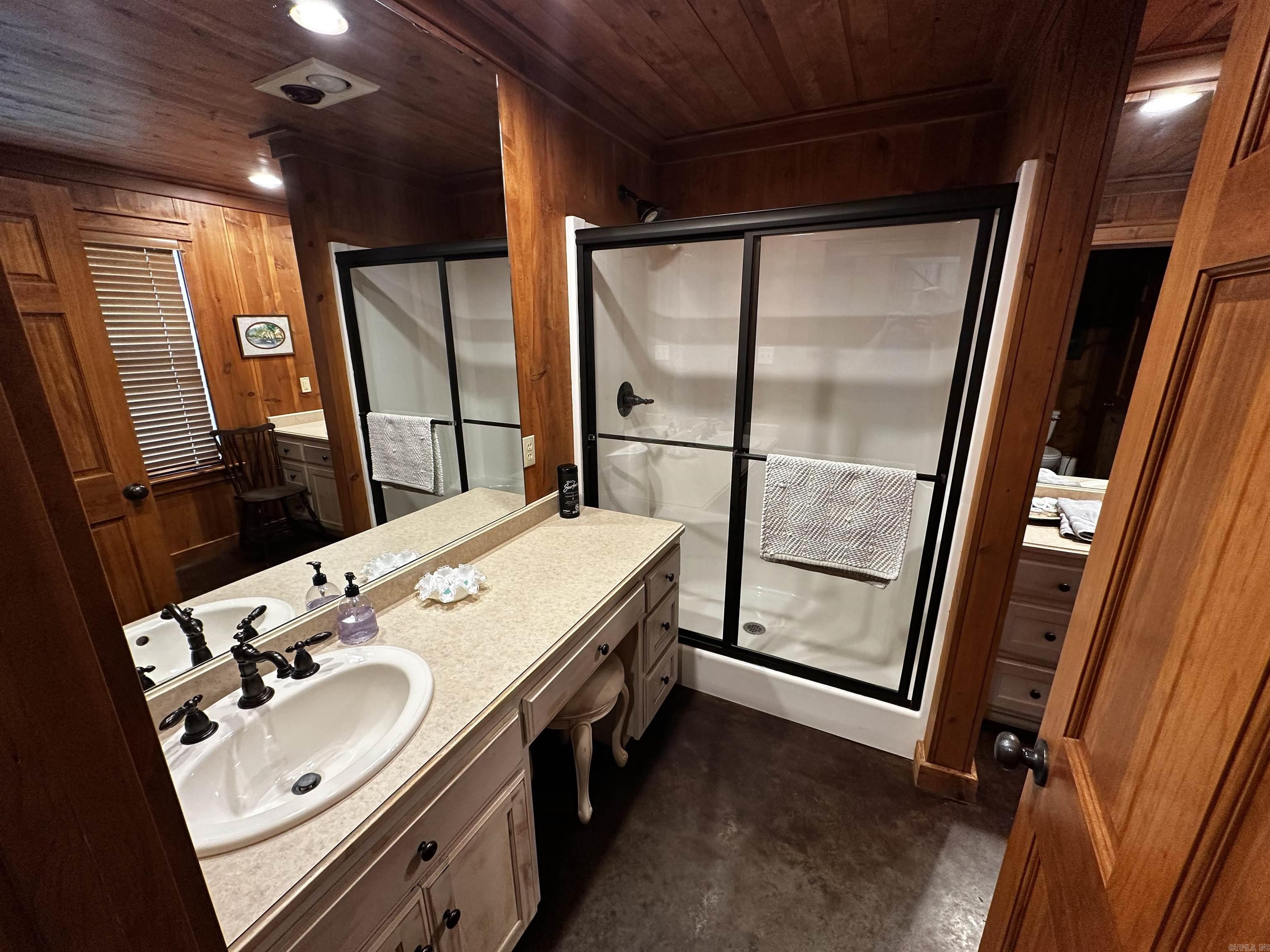 410 S Riverview  Mountain View, AR