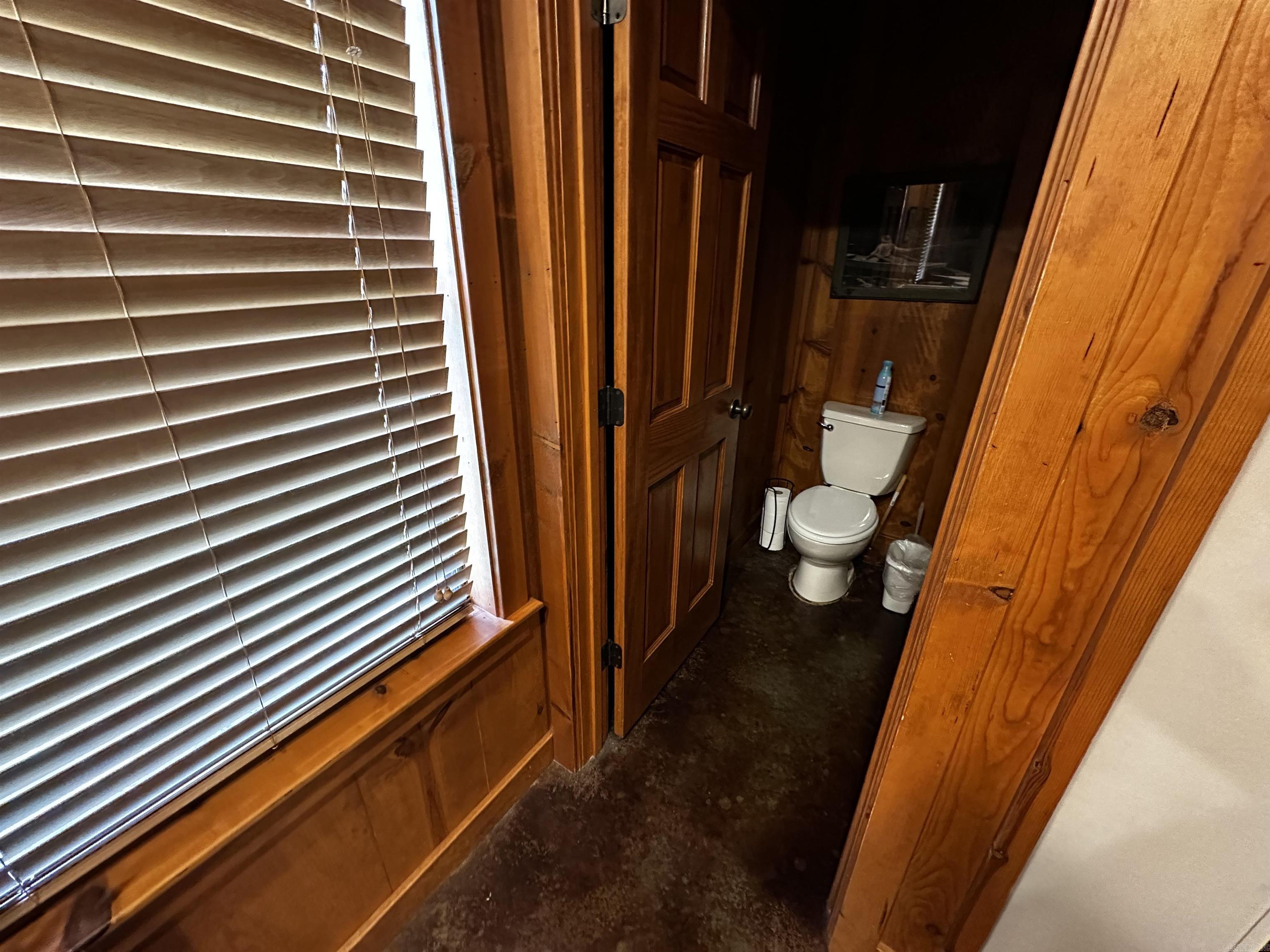 410 S Riverview  Mountain View, AR
