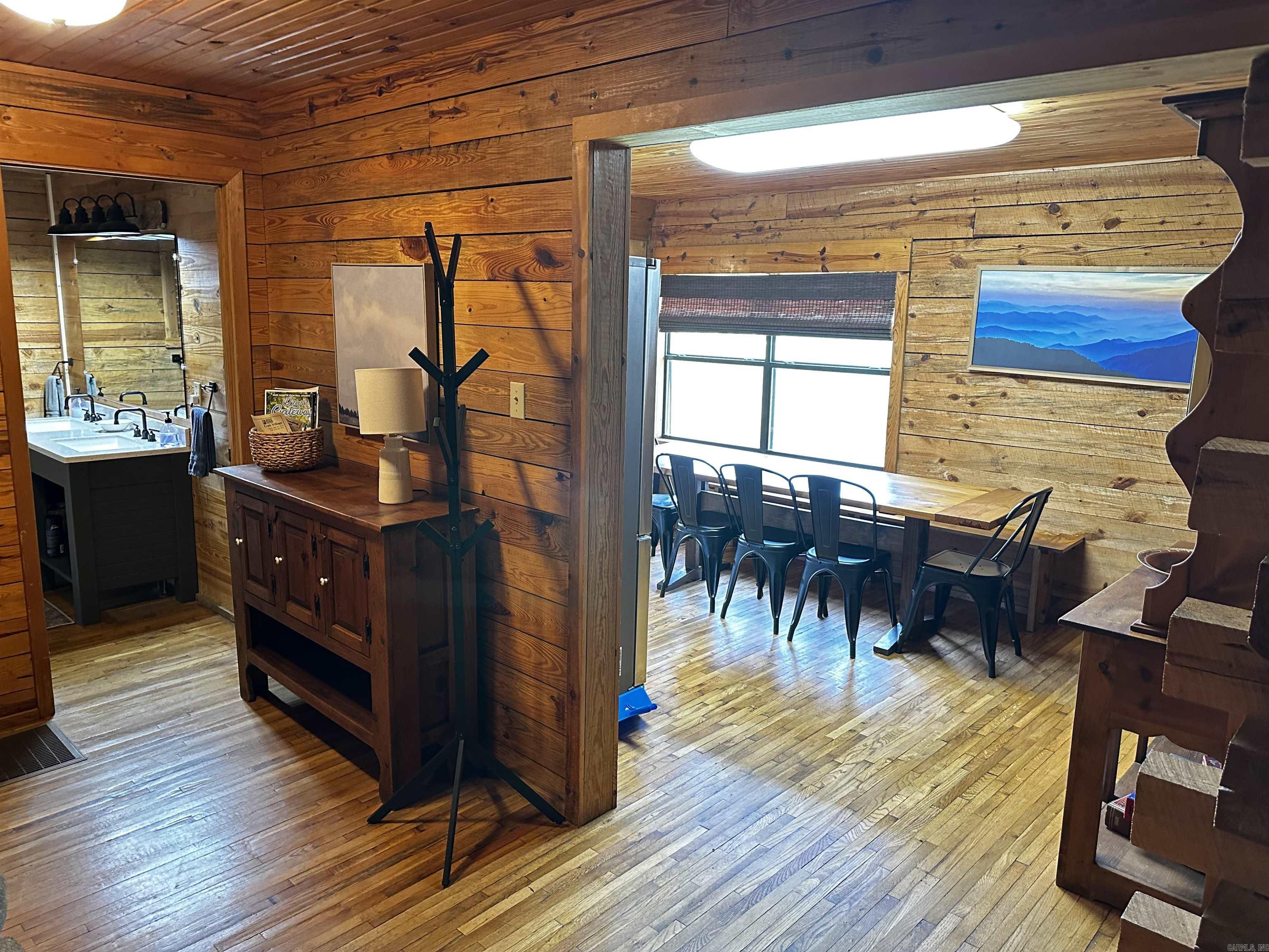 410 S Riverview  Mountain View, AR