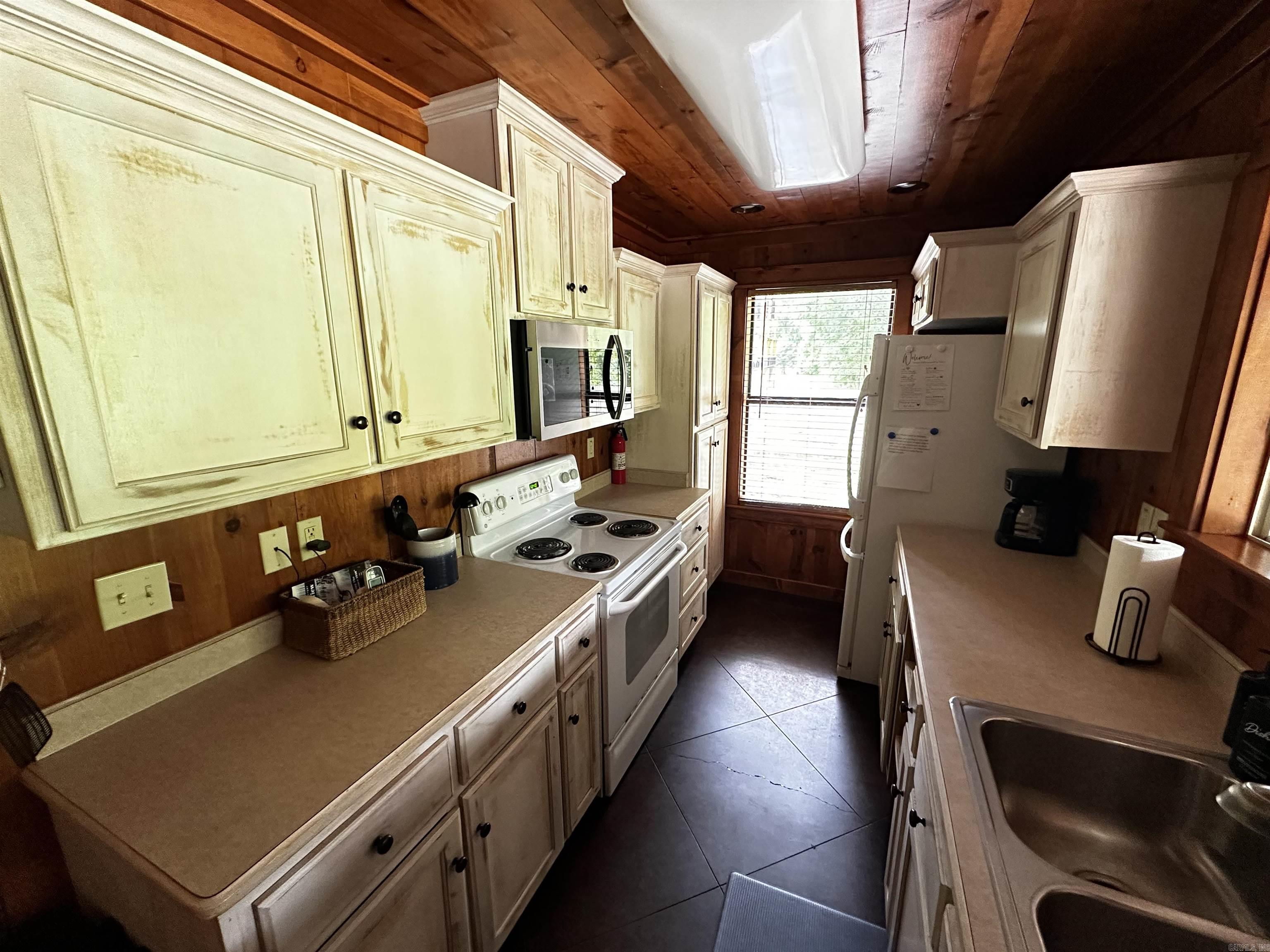 410 S Riverview  Mountain View, AR