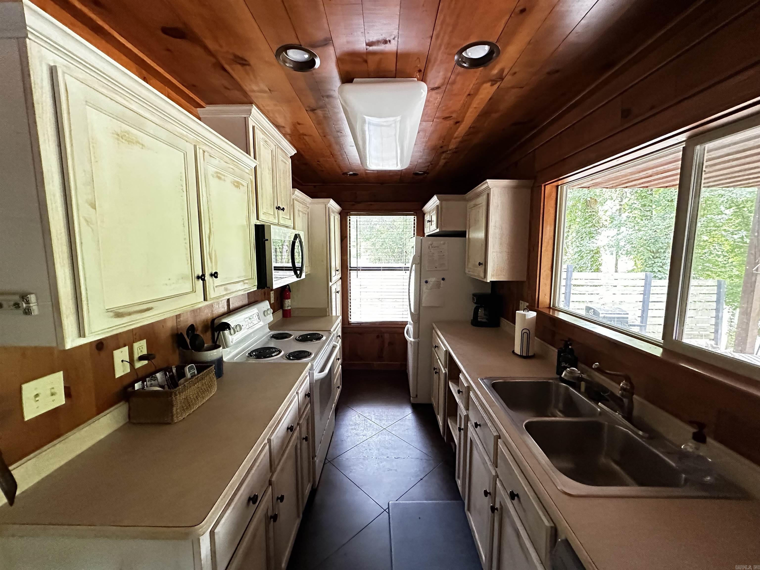 410 S Riverview  Mountain View, AR