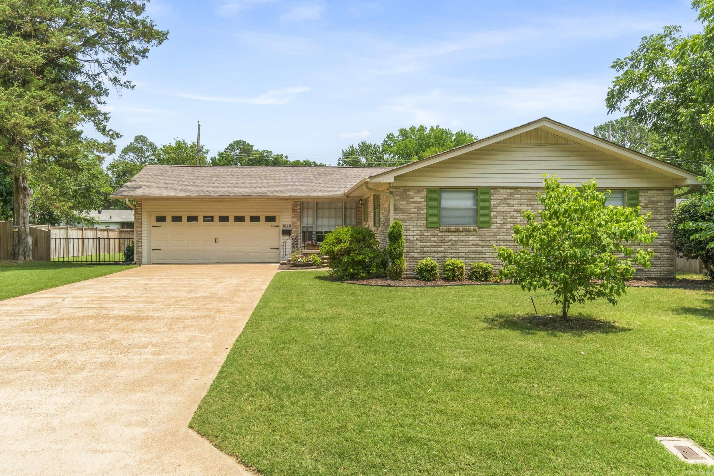 1915 W Arch  Searcy, AR