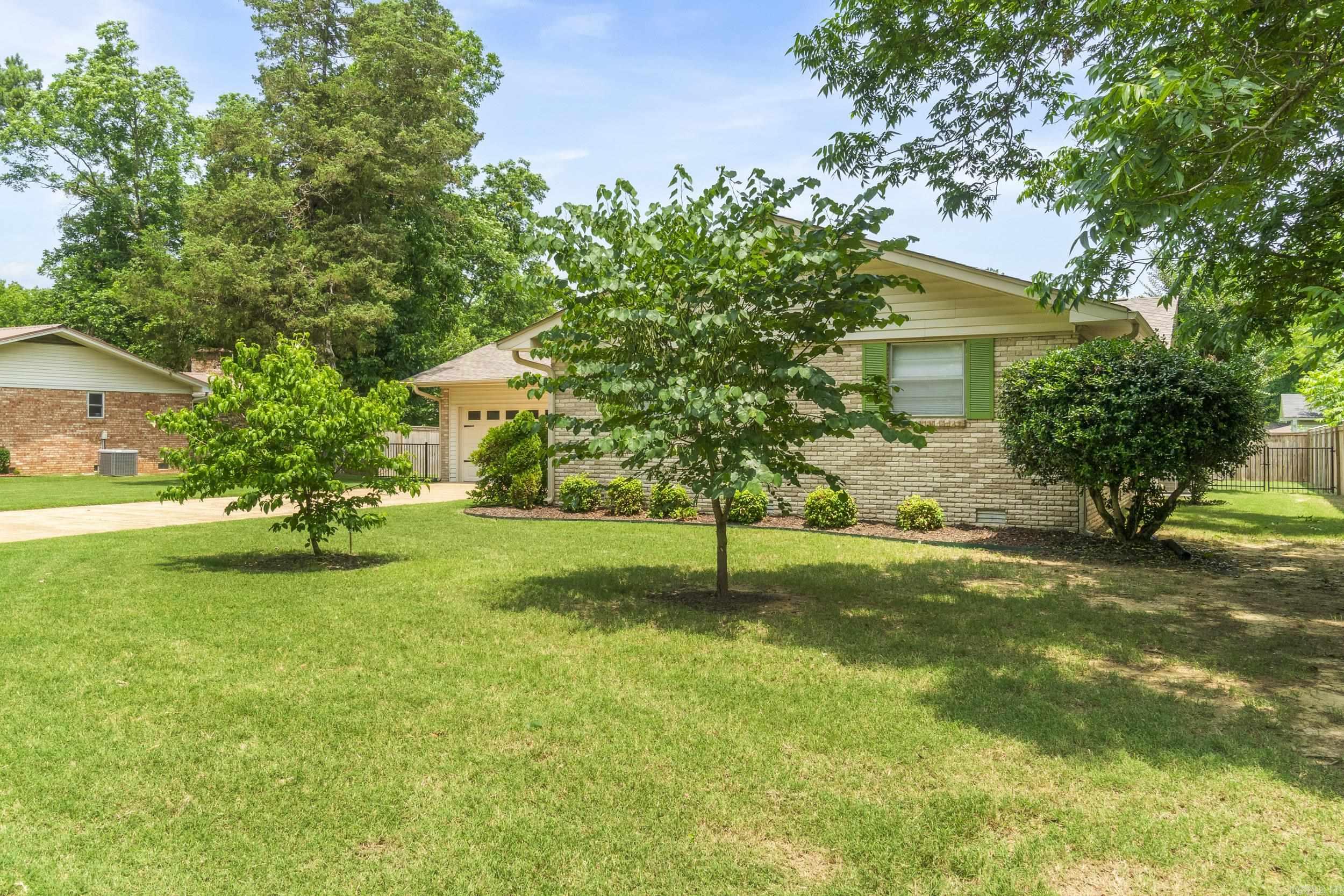 1915 W Arch  Searcy, AR