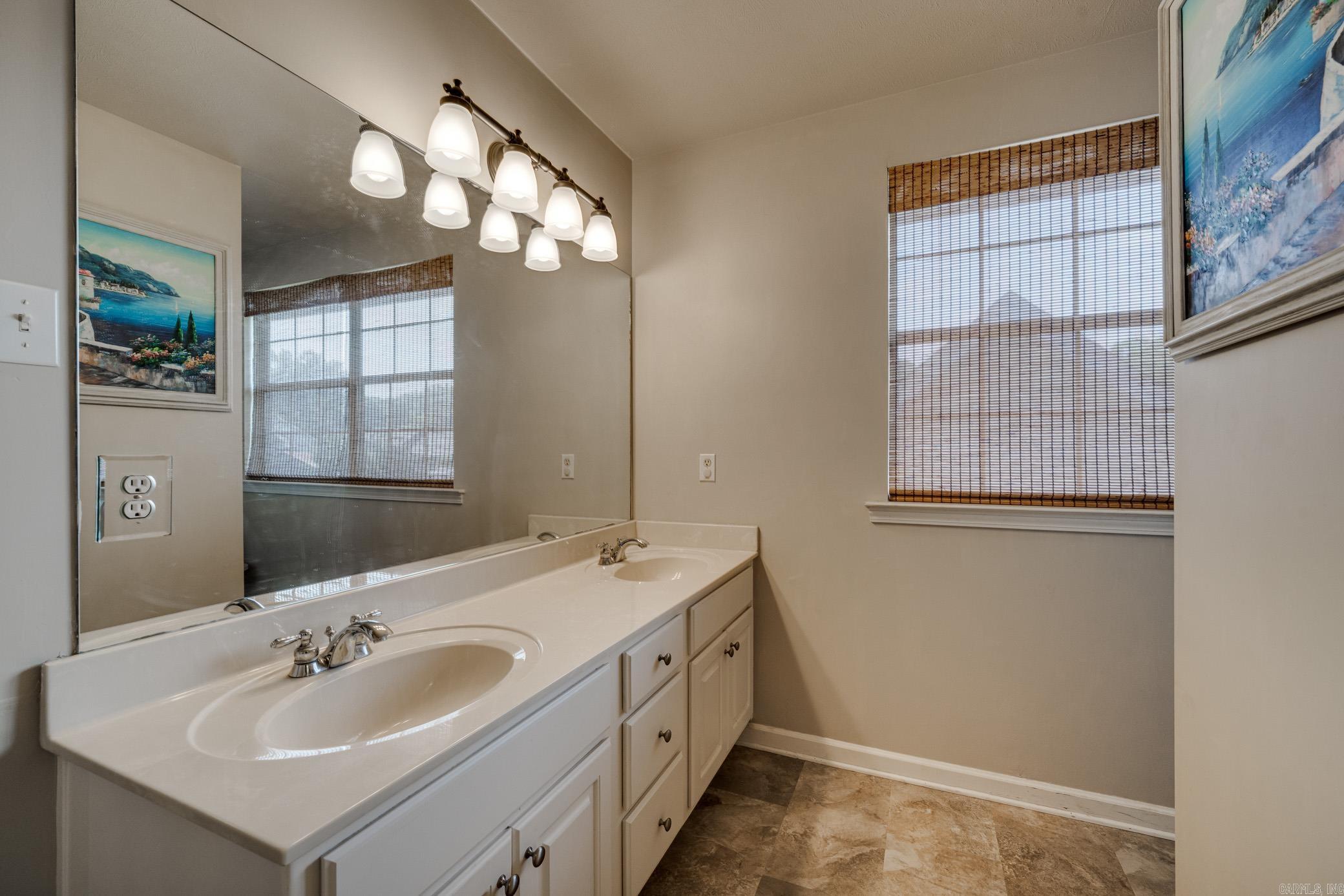 2211 E Longhills Road  Benton, AR
