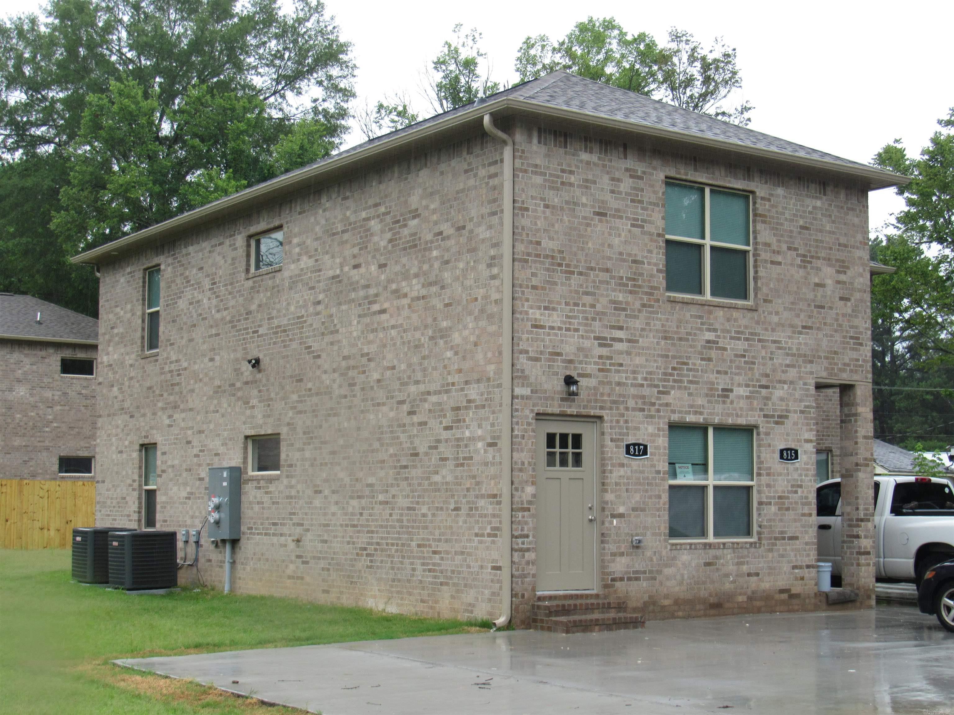 817 Ellis