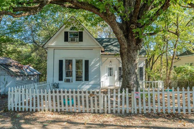 216  Elizabeth  Hot Springs, AR