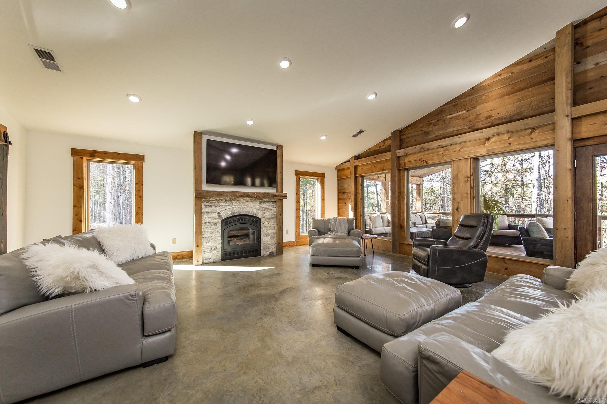 101 Starfield Rd East  Greers Ferry, AR