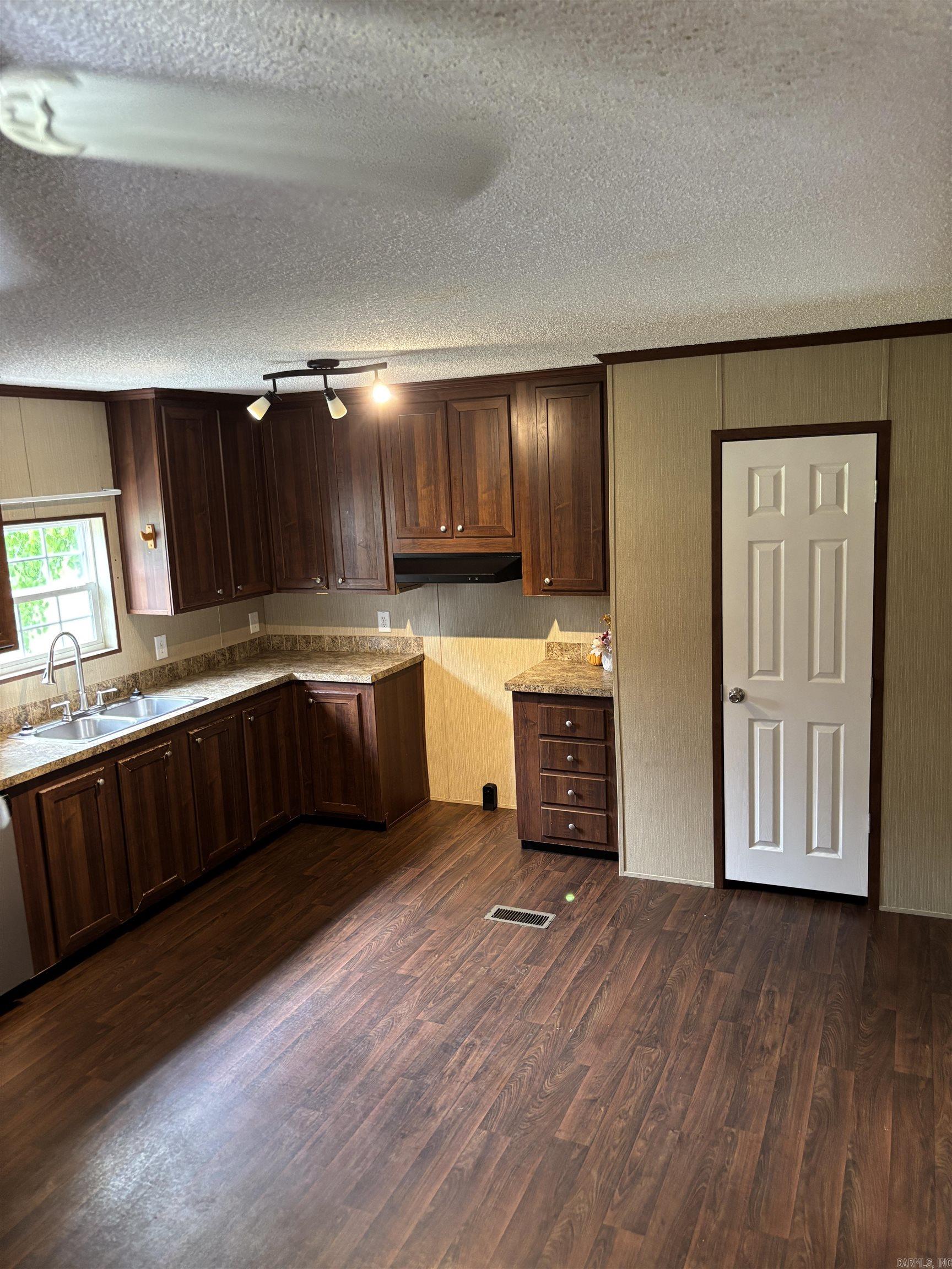 25 E King St  Lamar, AR