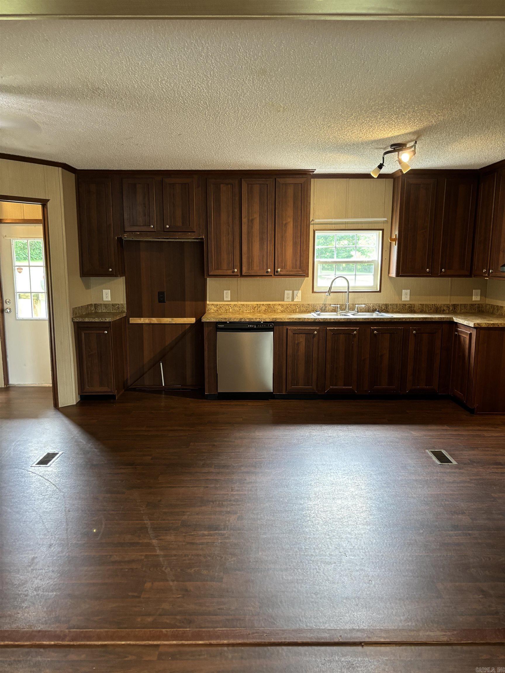 25 E King St  Lamar, AR