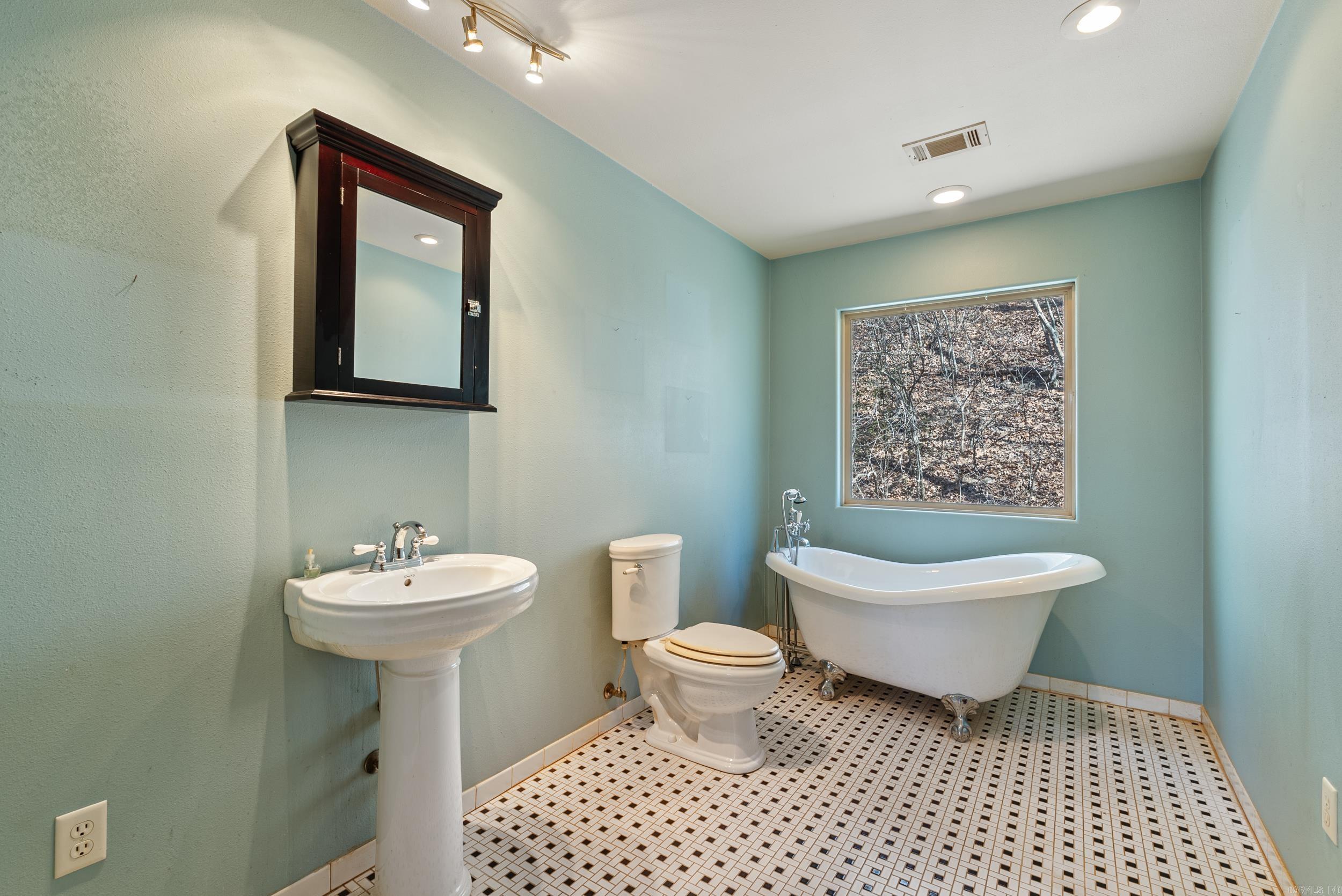 32 Cove Chapel  Springfield, AR