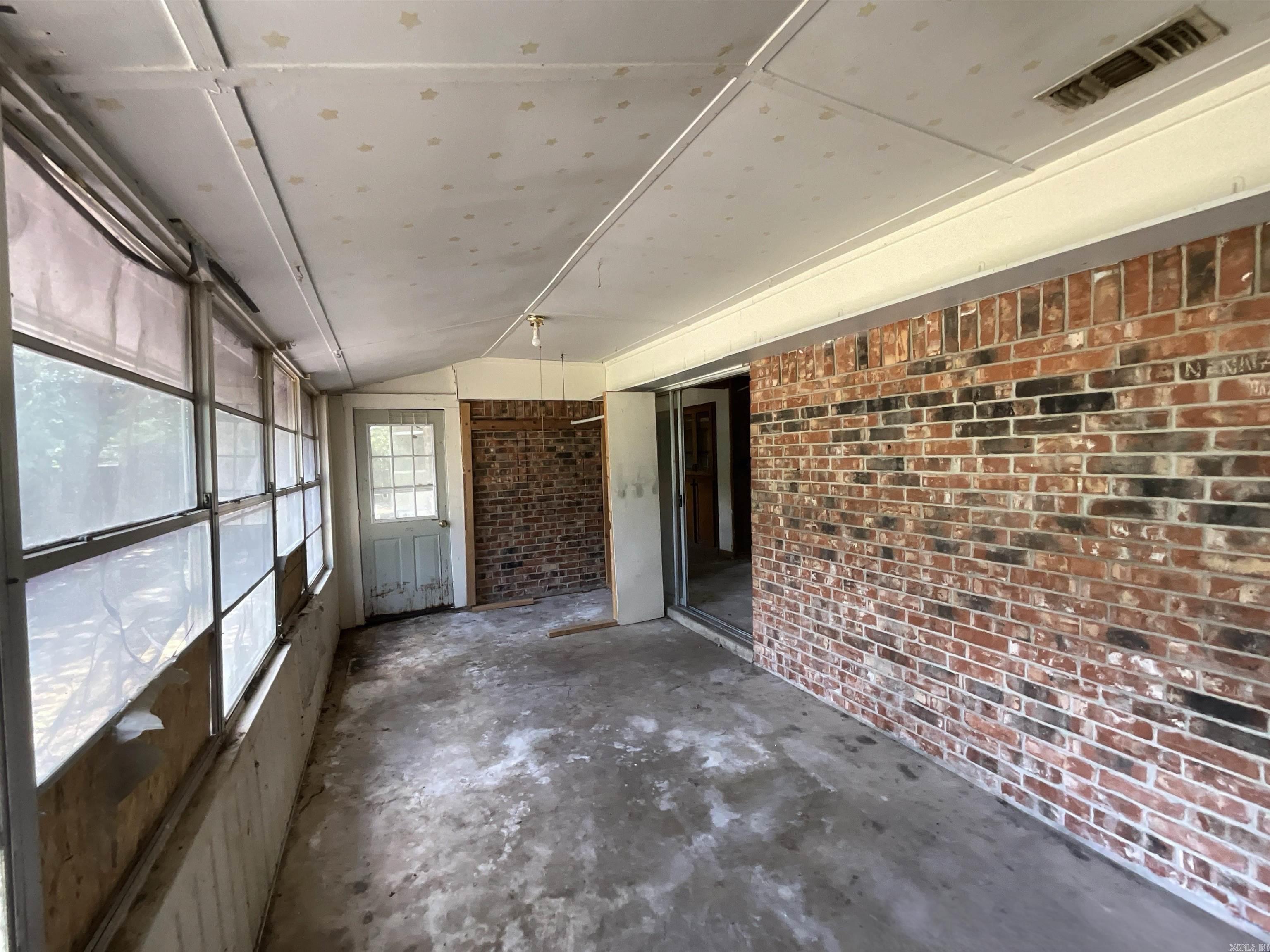 202 Quail St  Hooks, TX
