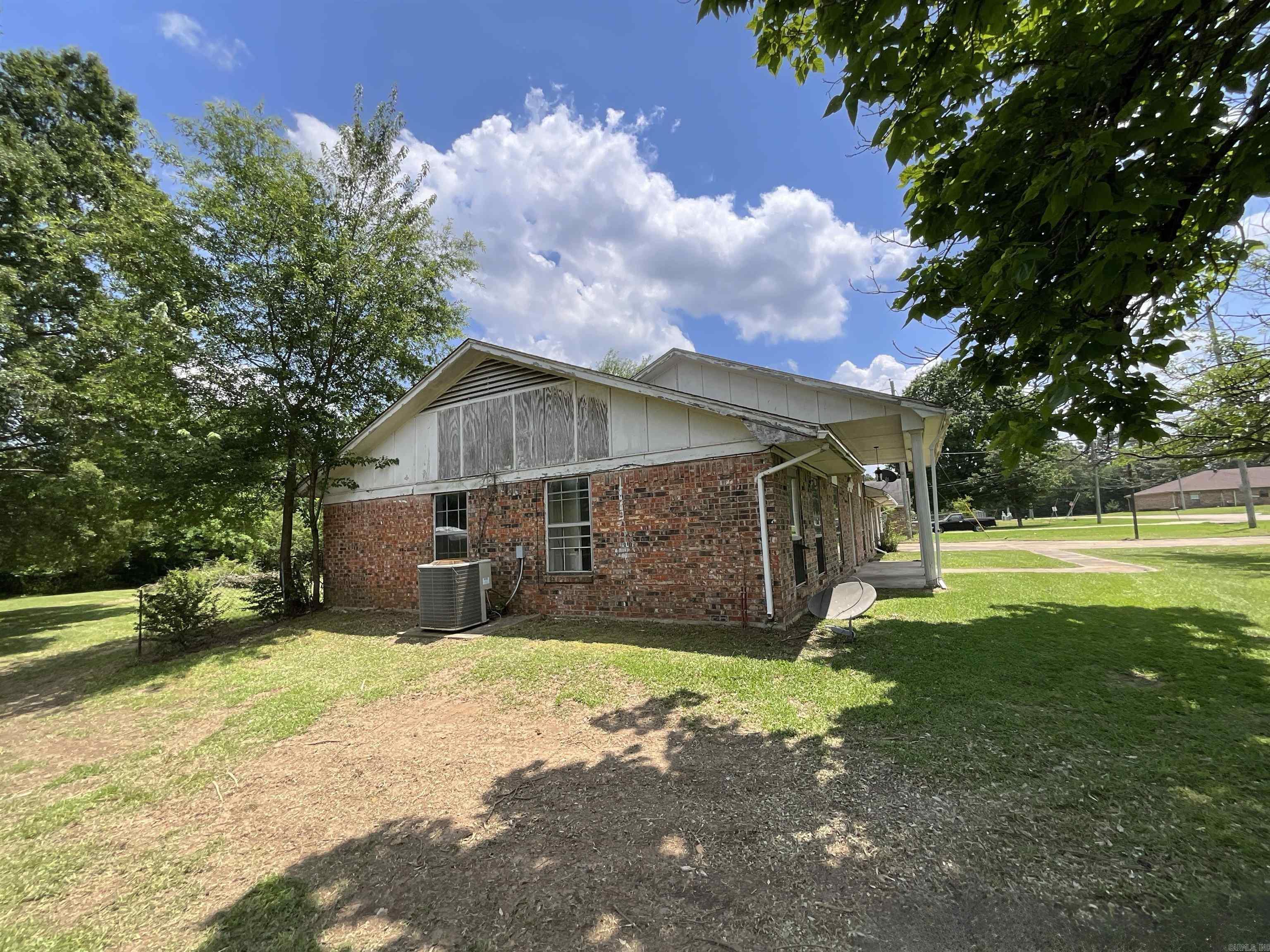 202 Quail St  Hooks, TX