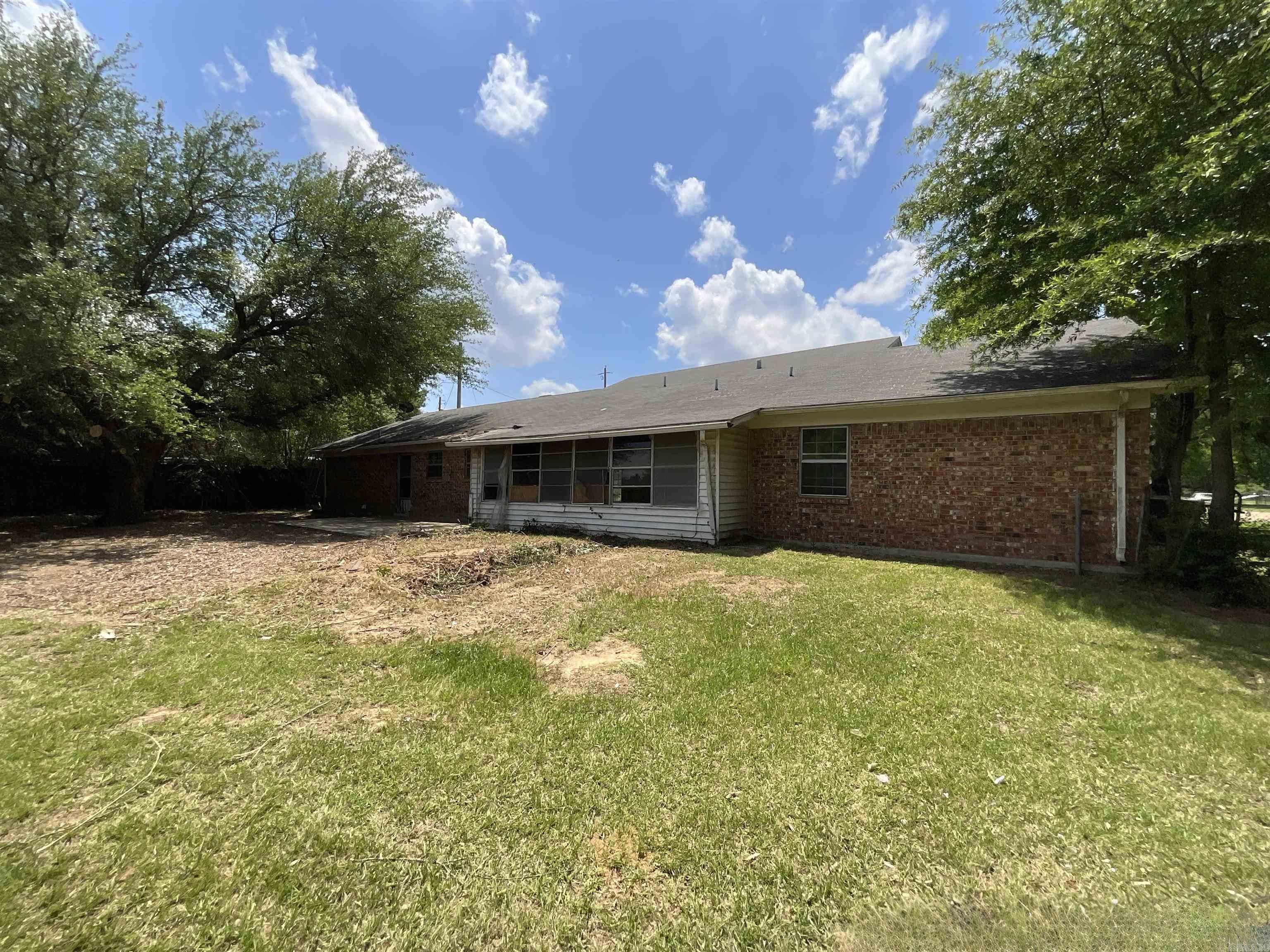 202 Quail St  Hooks, TX