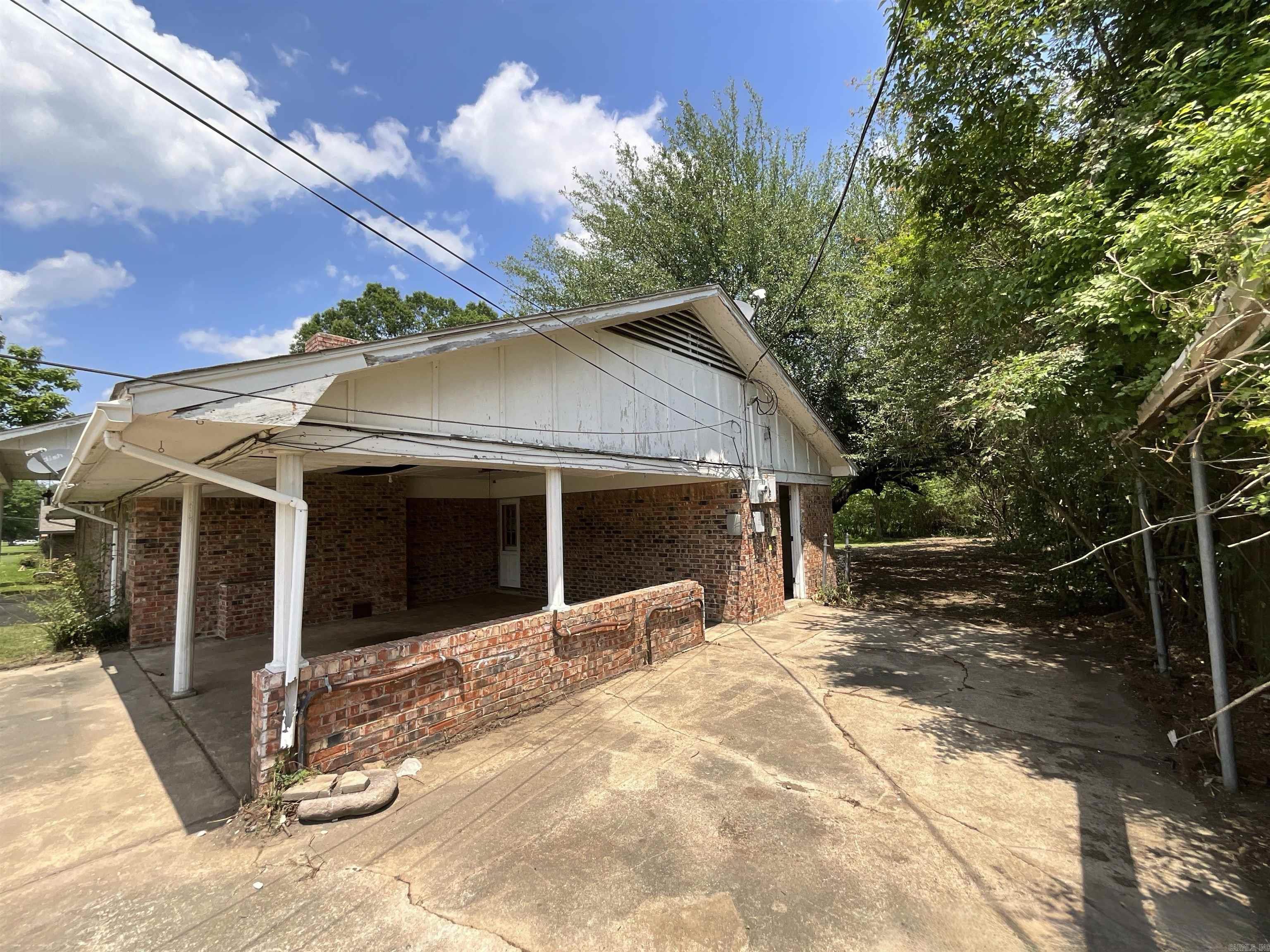 202 Quail St  Hooks, TX