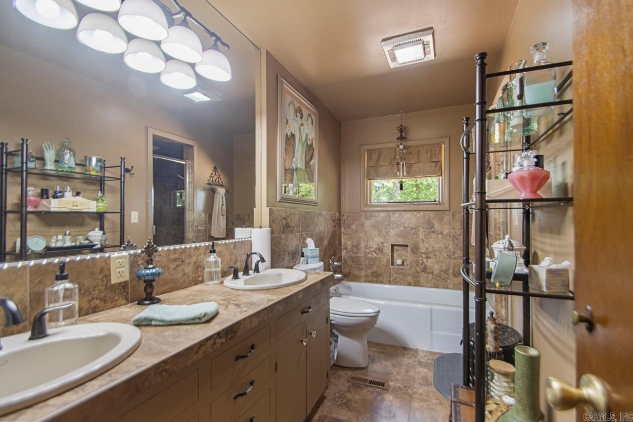 10 Henry  Perryville, AR