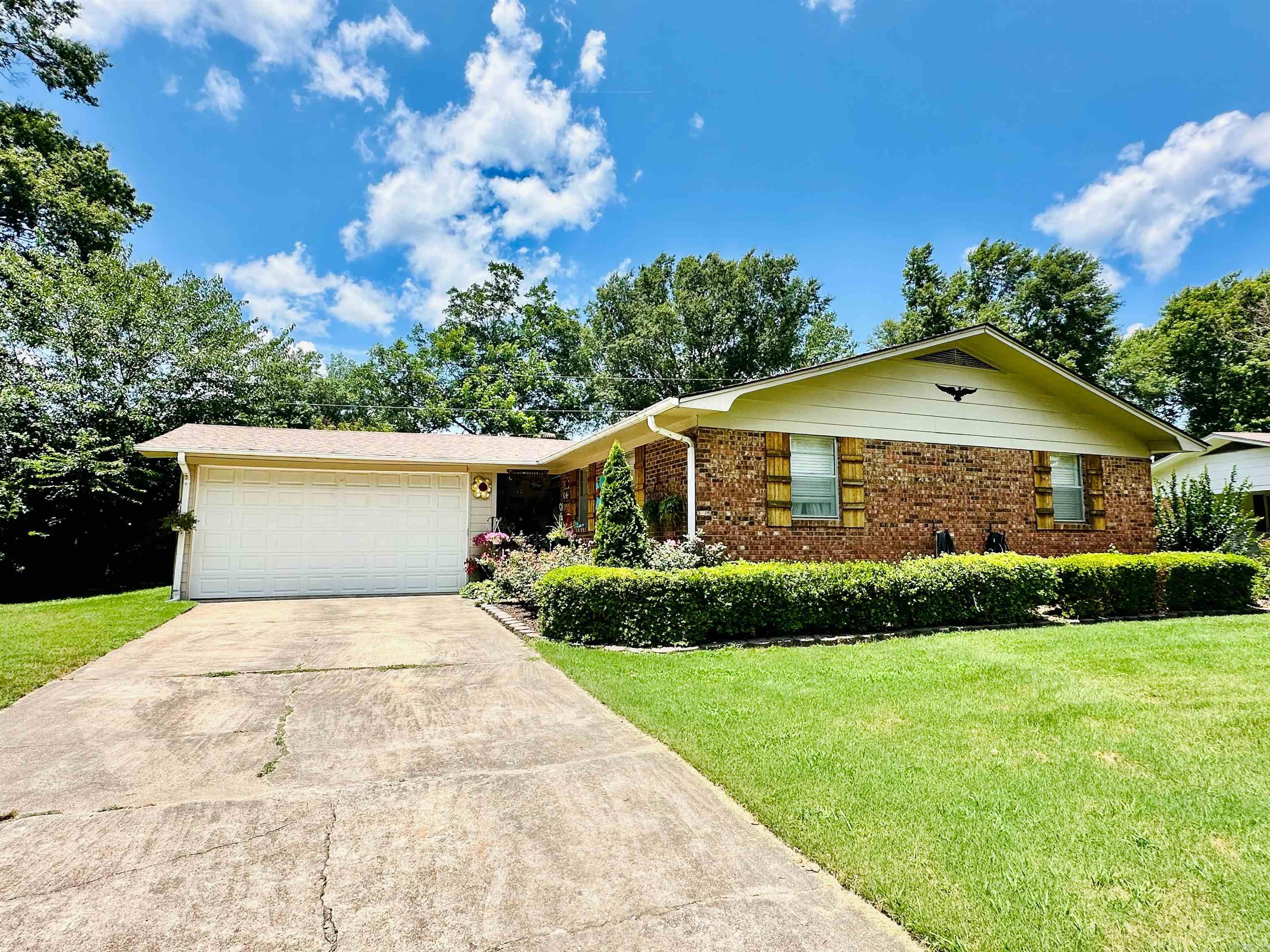 1912 W Arch  Searcy, AR