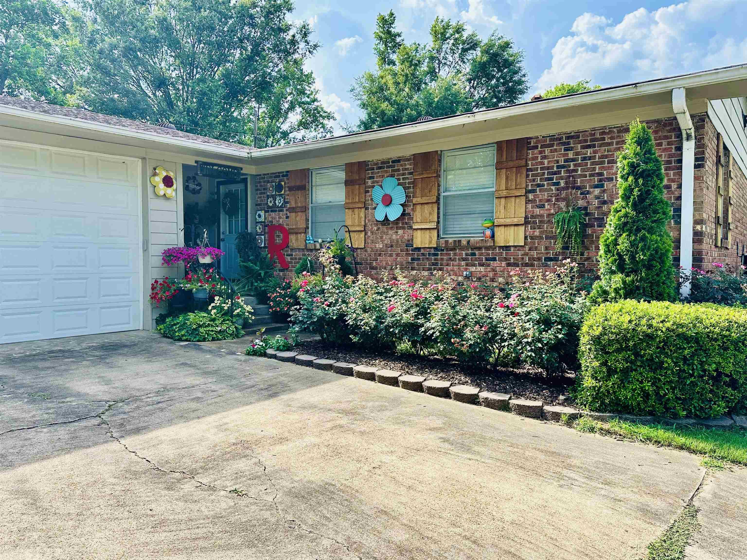 1912 W Arch  Searcy, AR