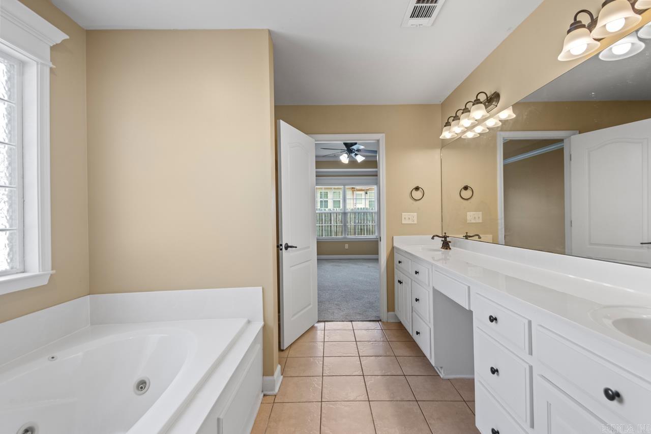 1609 White Oak Cir  Benton, AR