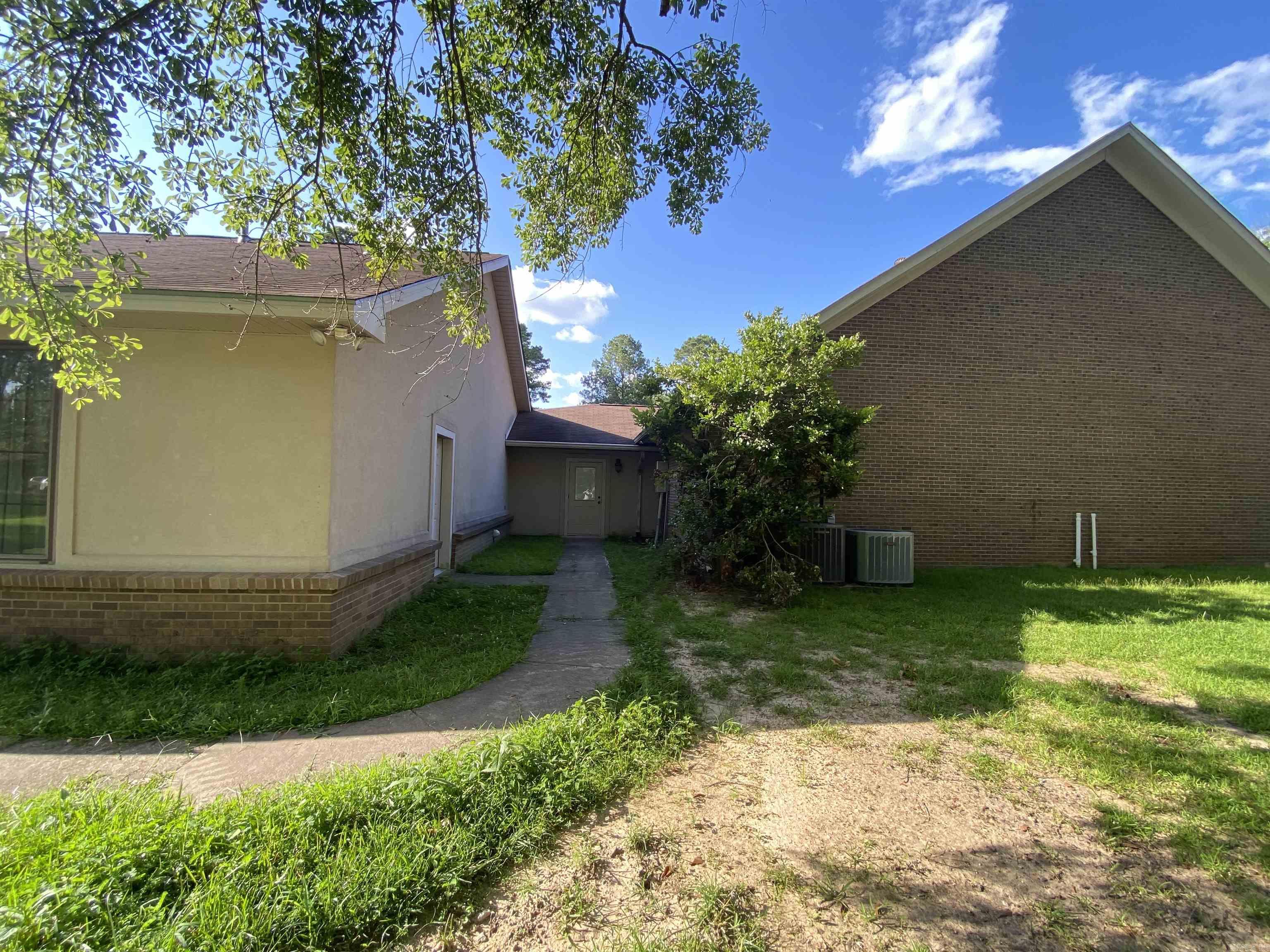 221 W Pierce St  Crossett, AR