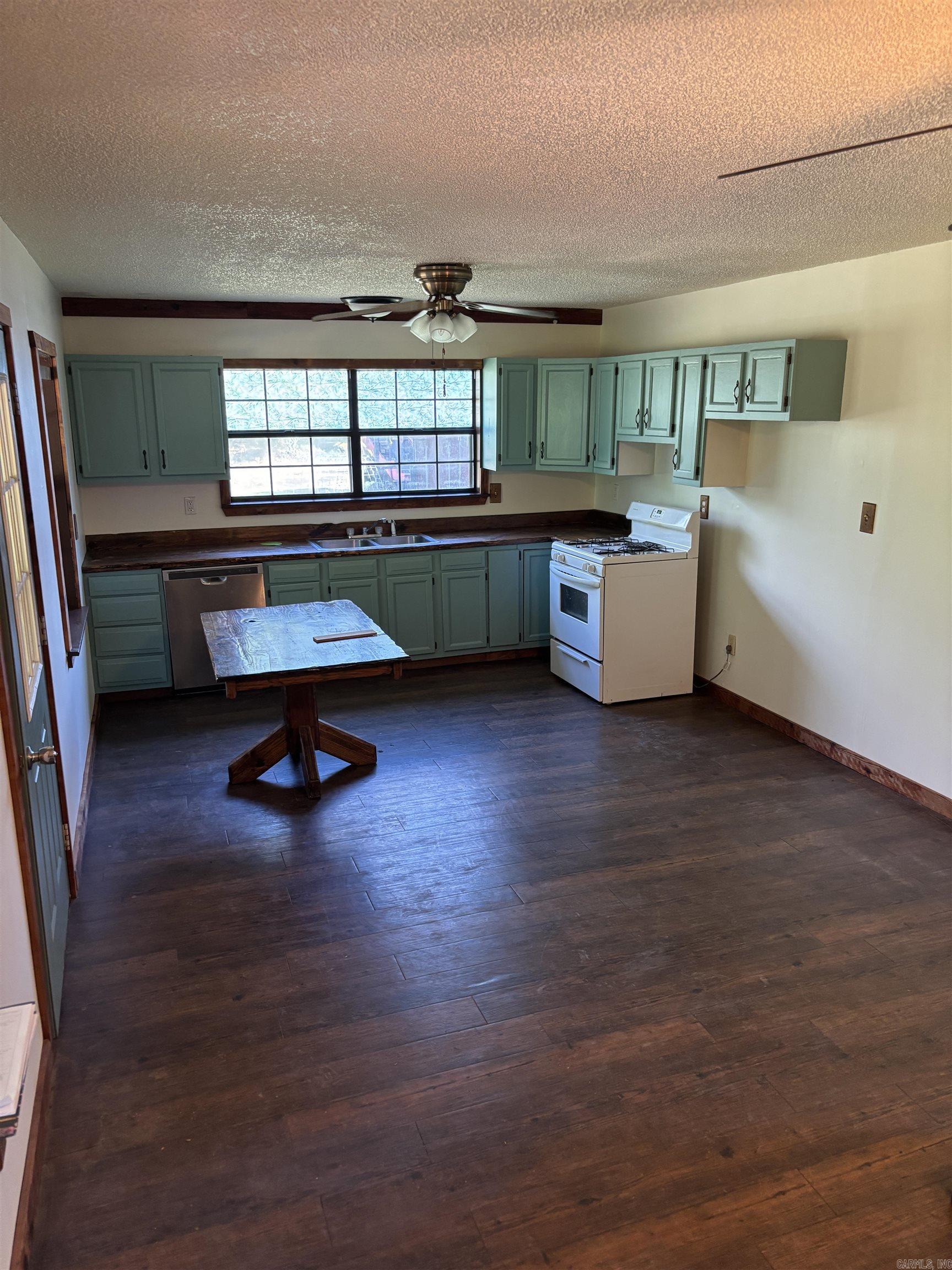 225 County Road 5351 Ozone, AR 72854