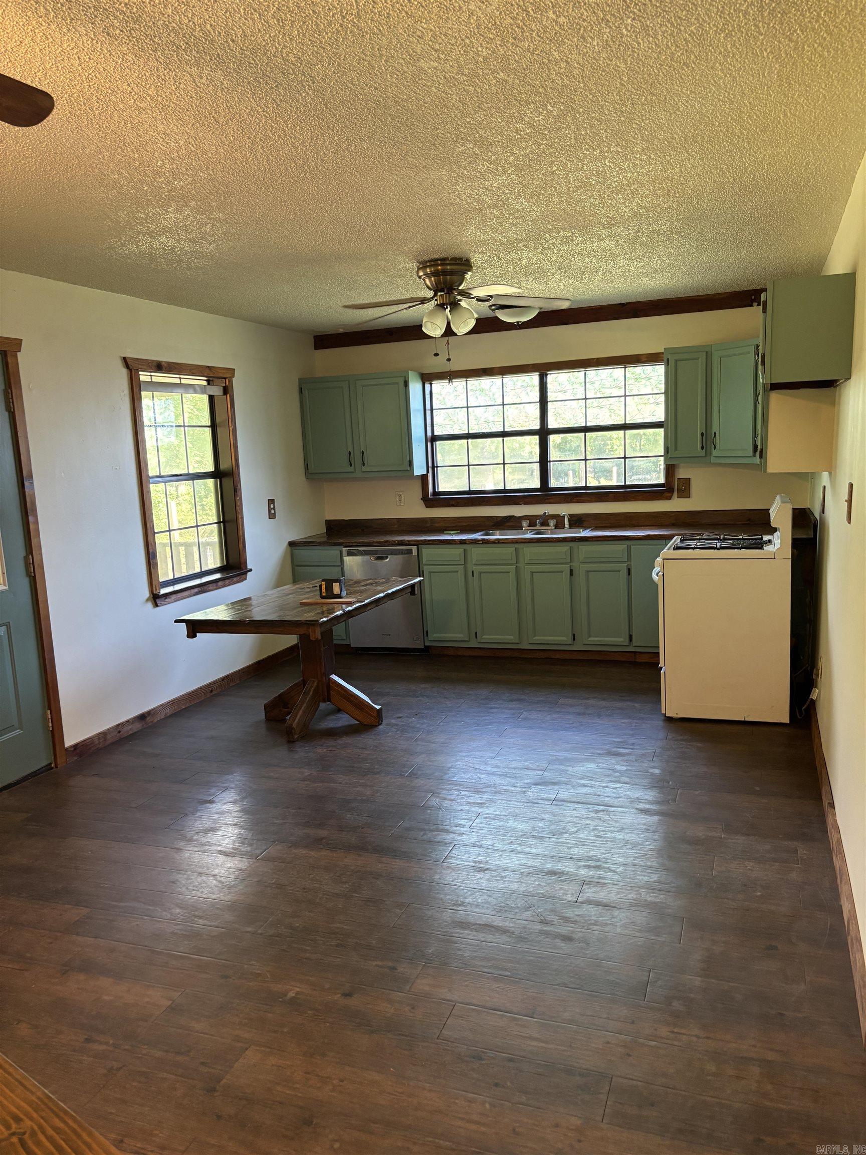 225 County Road 5351 Ozone, AR 72854