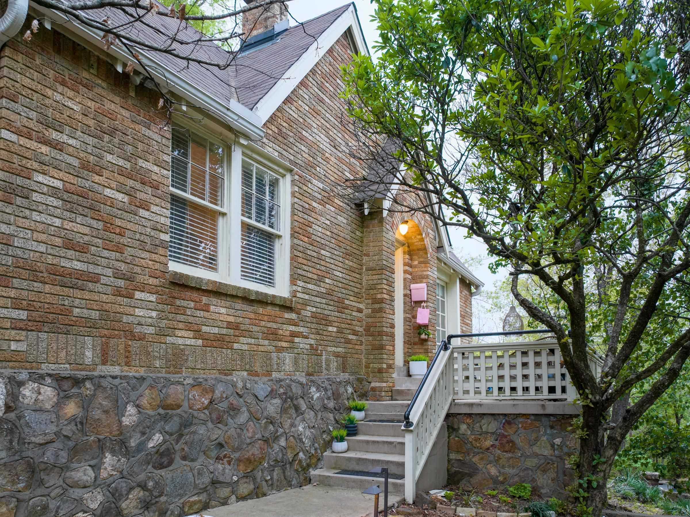 3911 Oakwood Road