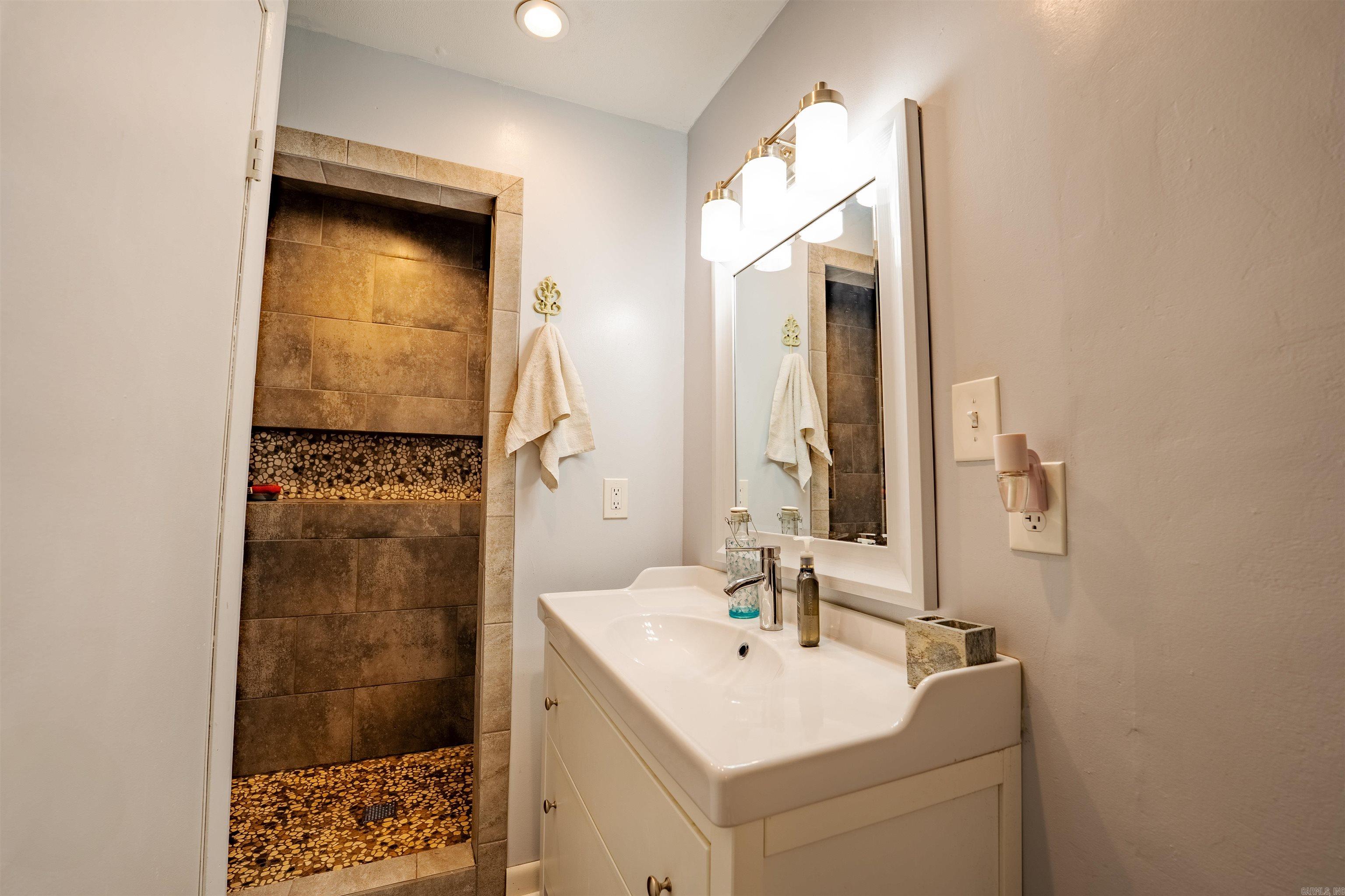 220 W Lawson  Alexander, AR