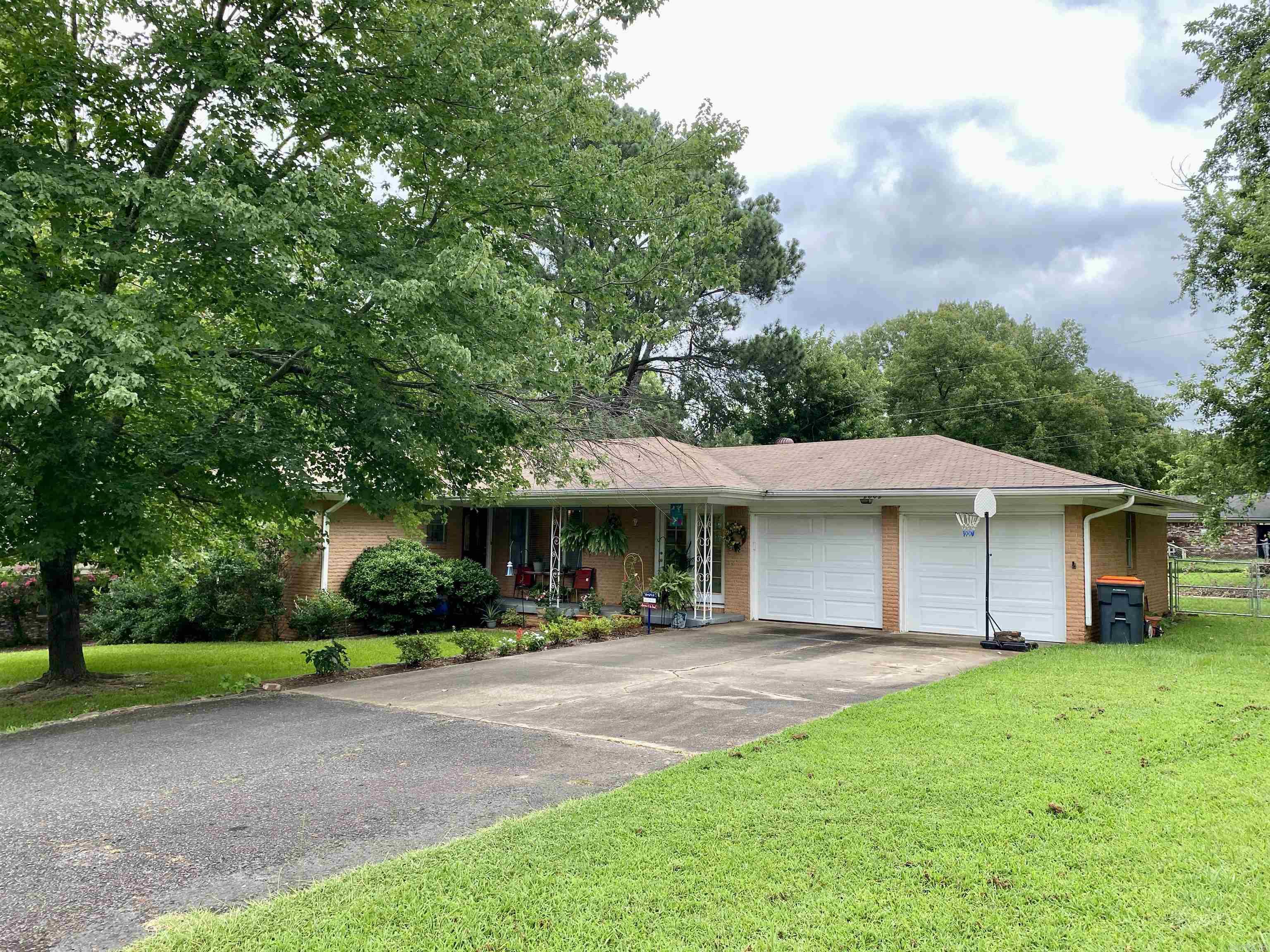 2802 N Erie Avenue Russellville, AR 72802