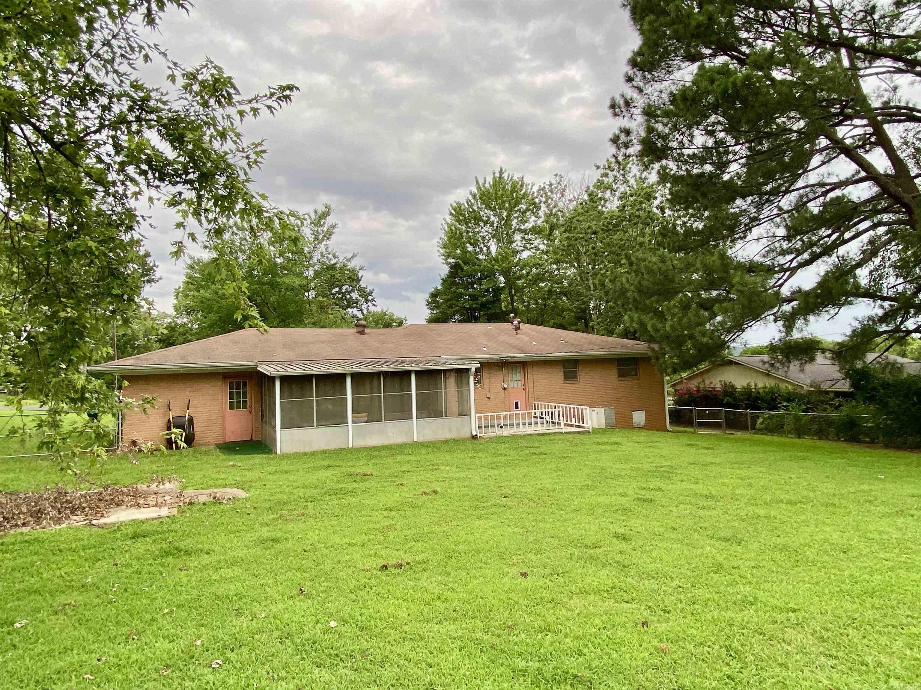 2802 N Erie Avenue Russellville, AR 72802