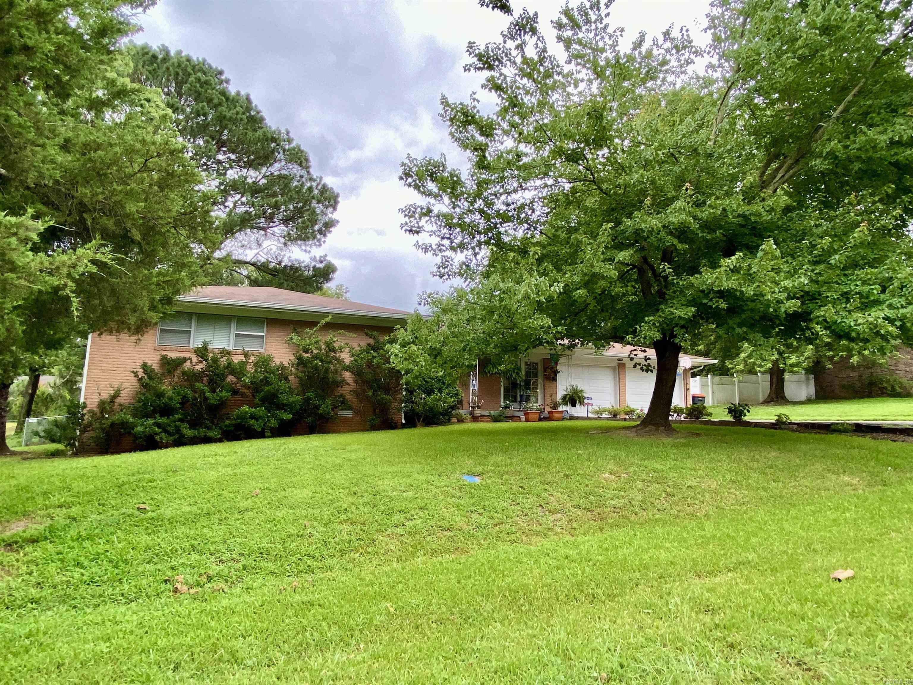2802 N Erie Avenue Russellville, AR 72802