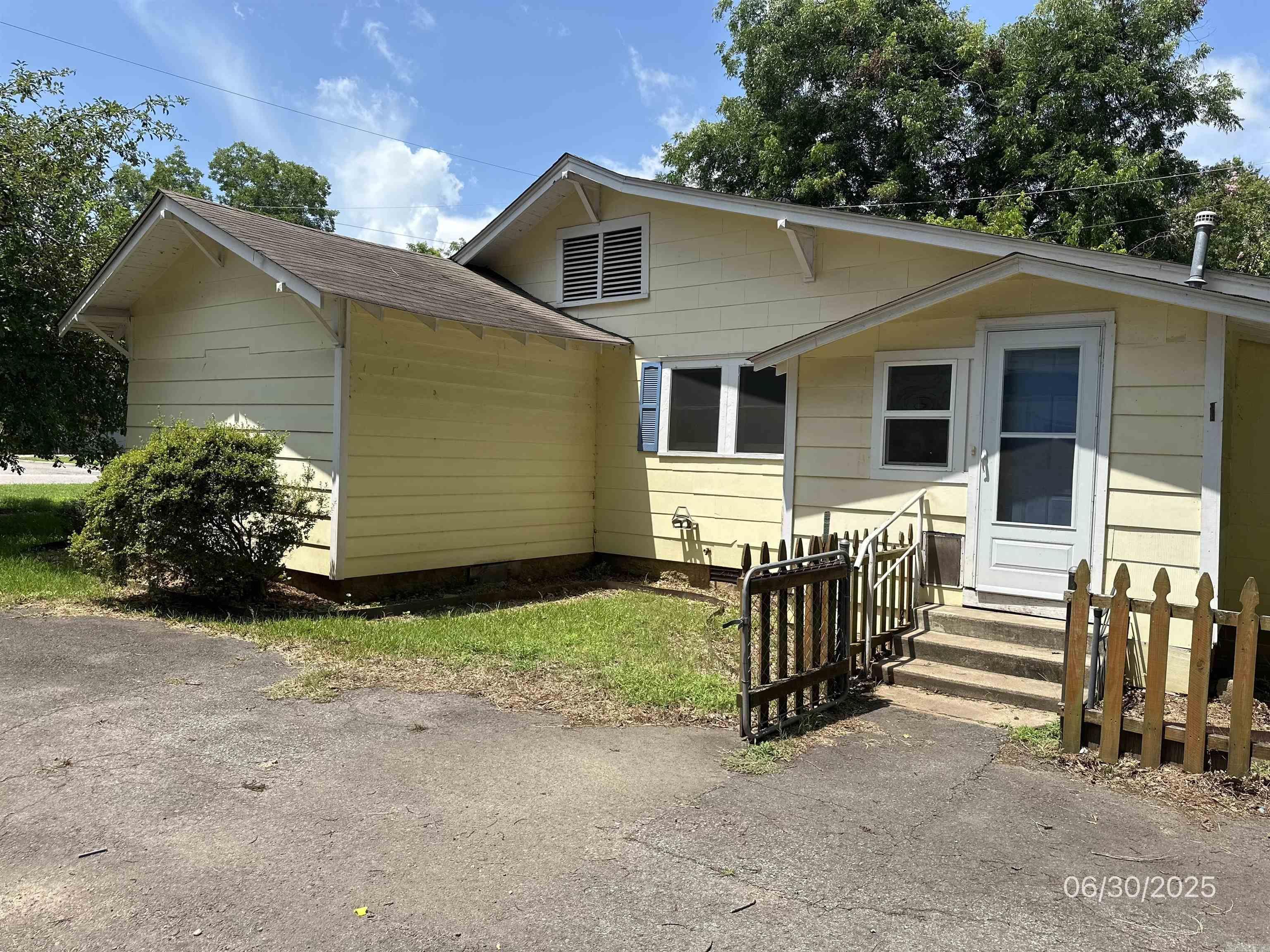 211 E J Street Russellville, AR 72801