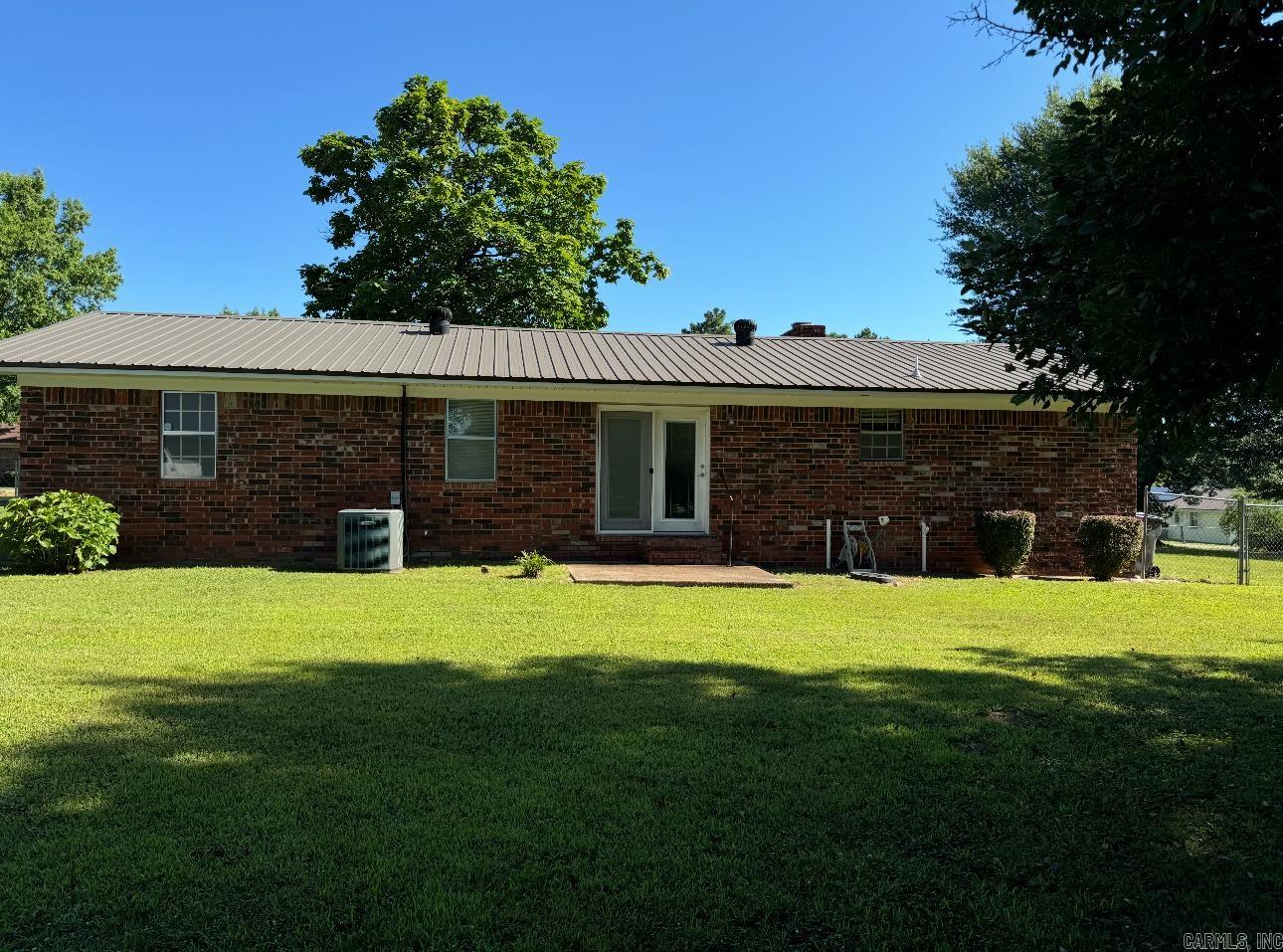 521 W 10th  Newark, AR