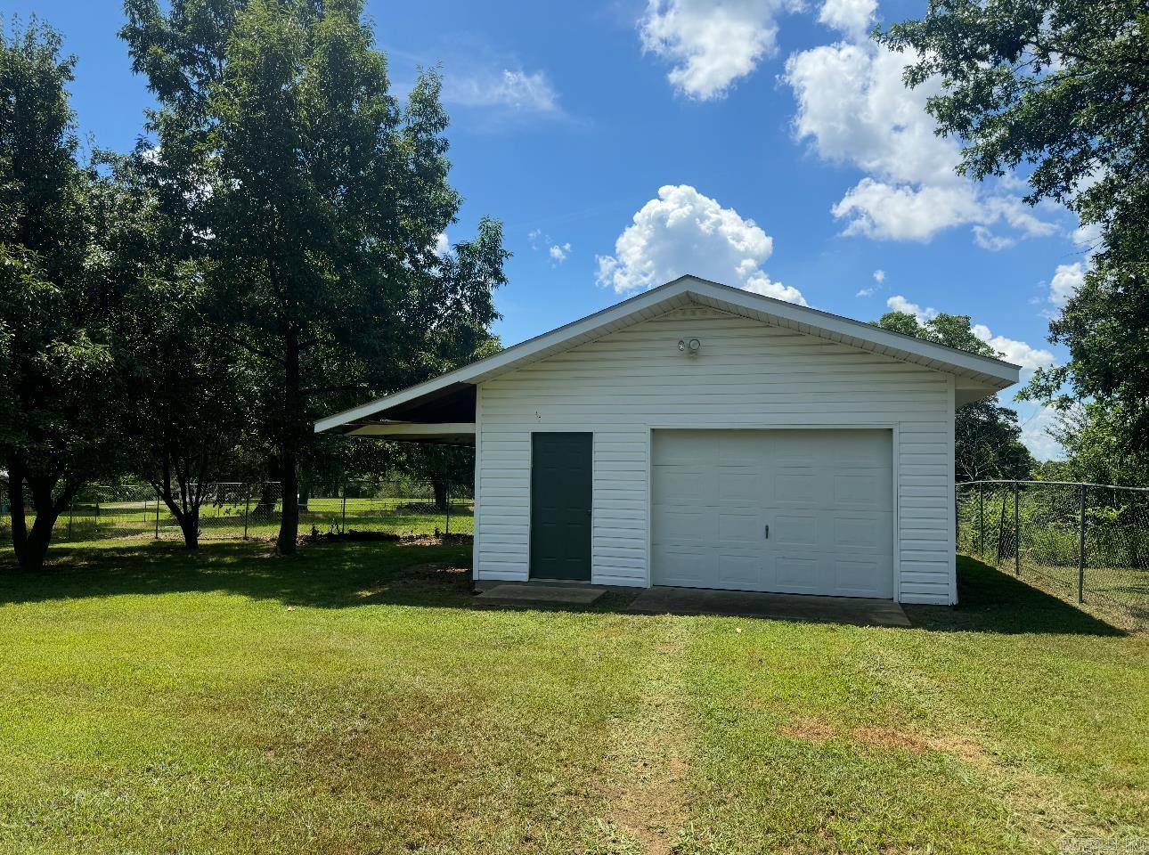 521 W 10th  Newark, AR