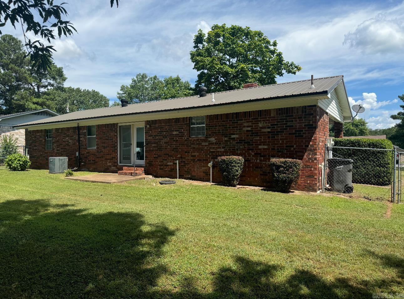 521 W 10th  Newark, AR