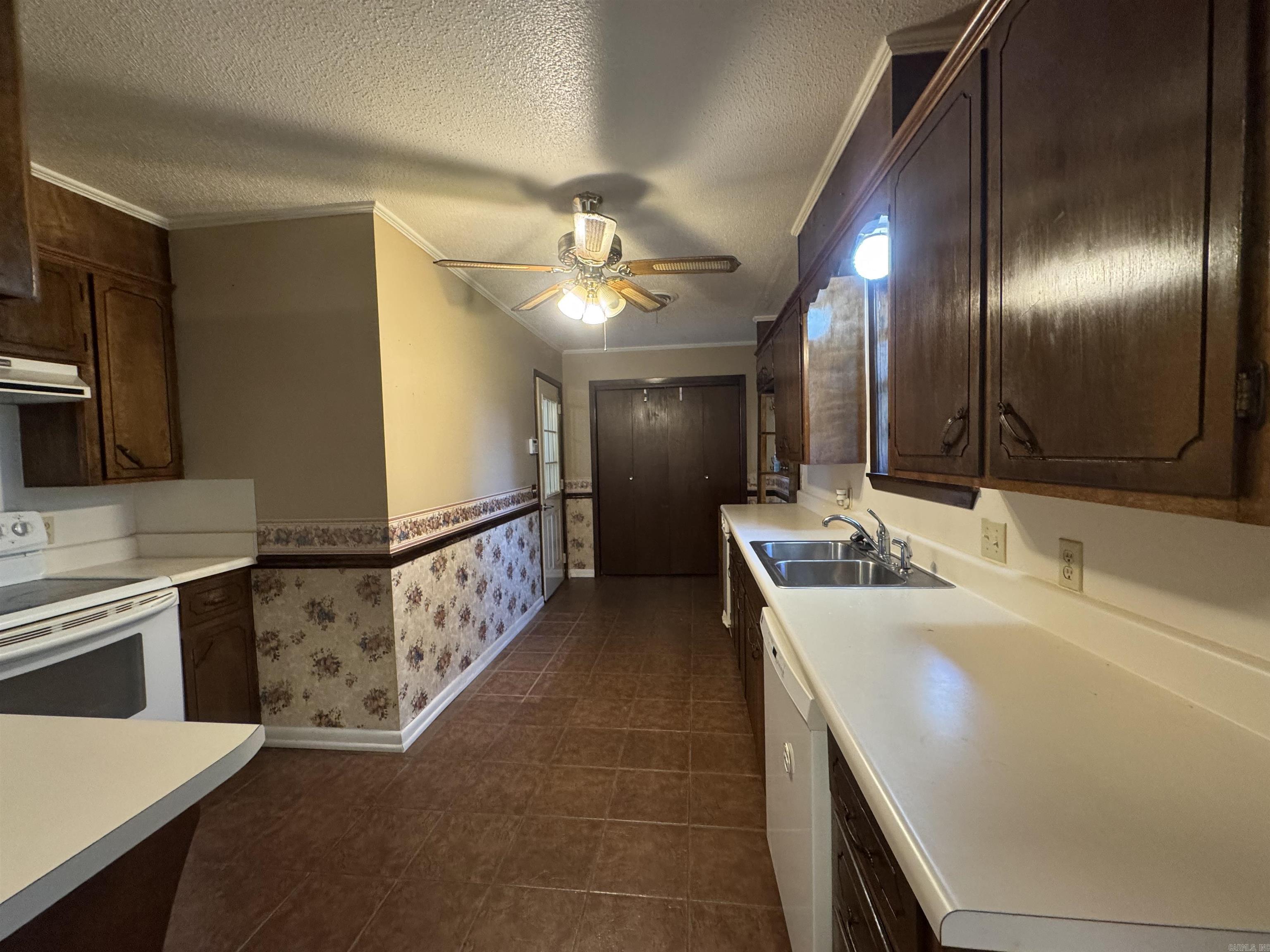 521 W 10th  Newark, AR