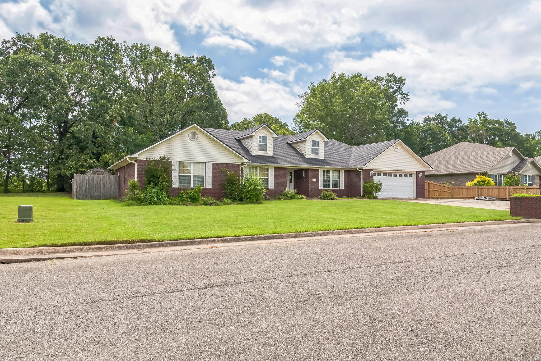 300 Cherokee  Clarksville, AR