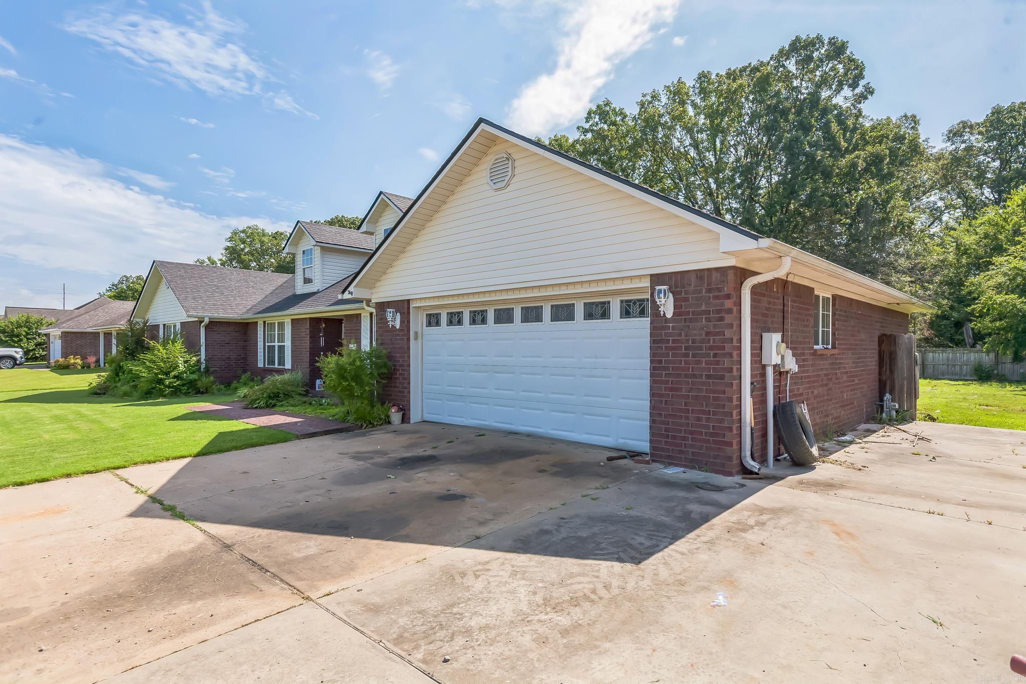 300 Cherokee  Clarksville, AR