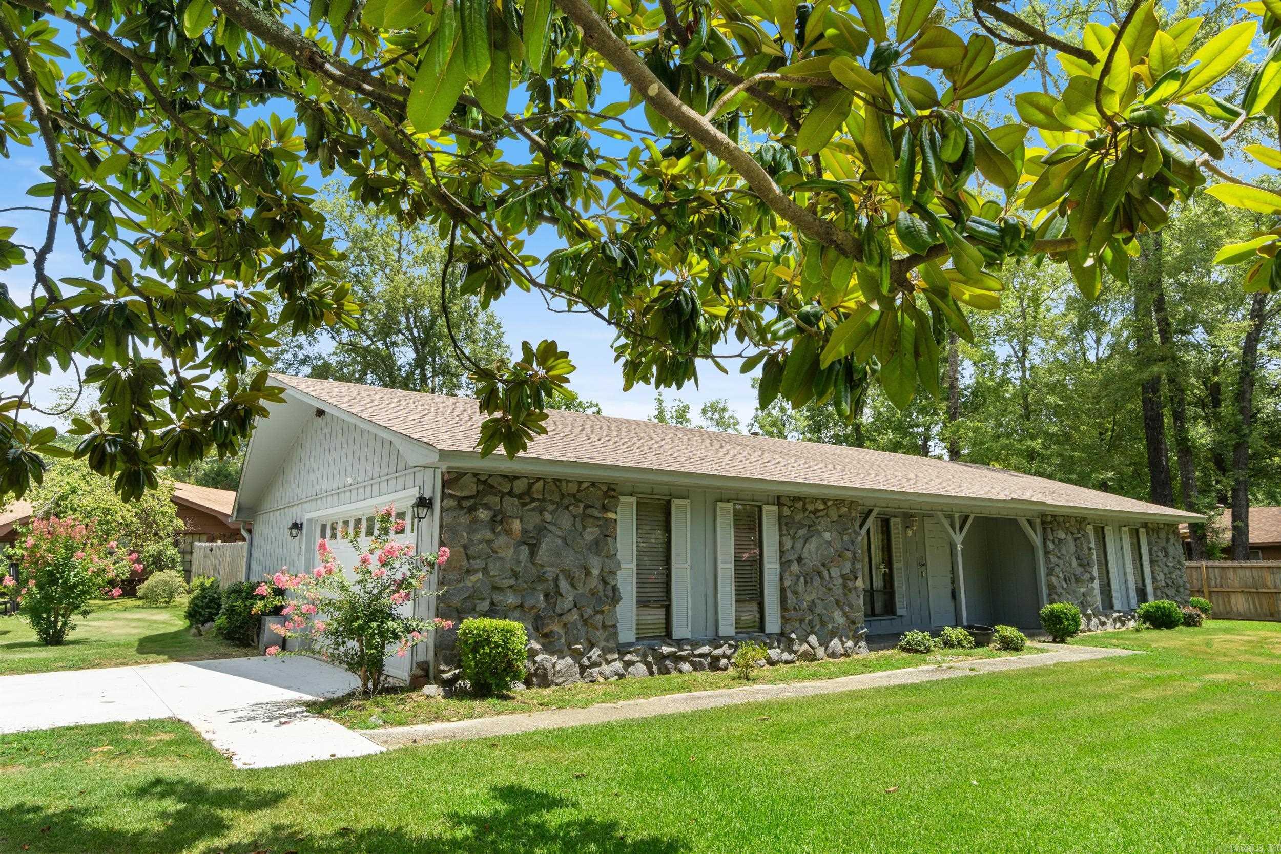 8 Smoking Oaks Road