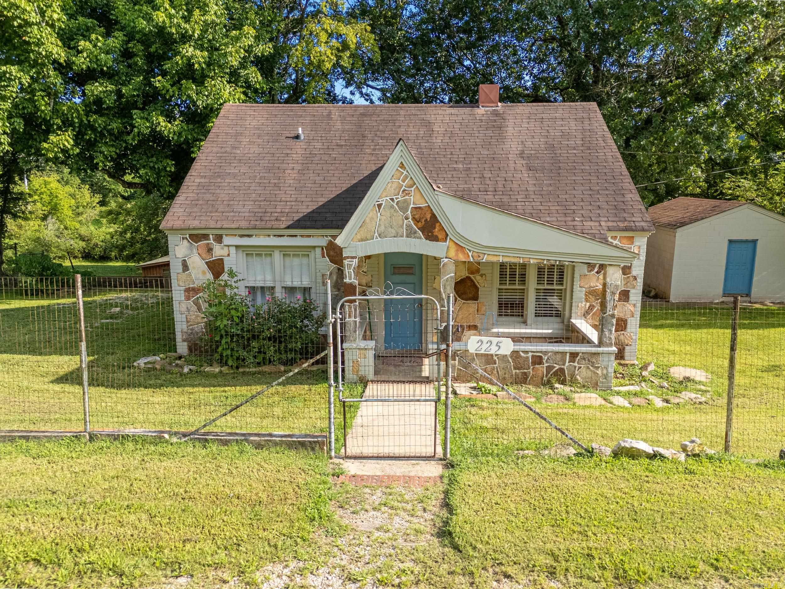 225 Blevins  Norfork, AR