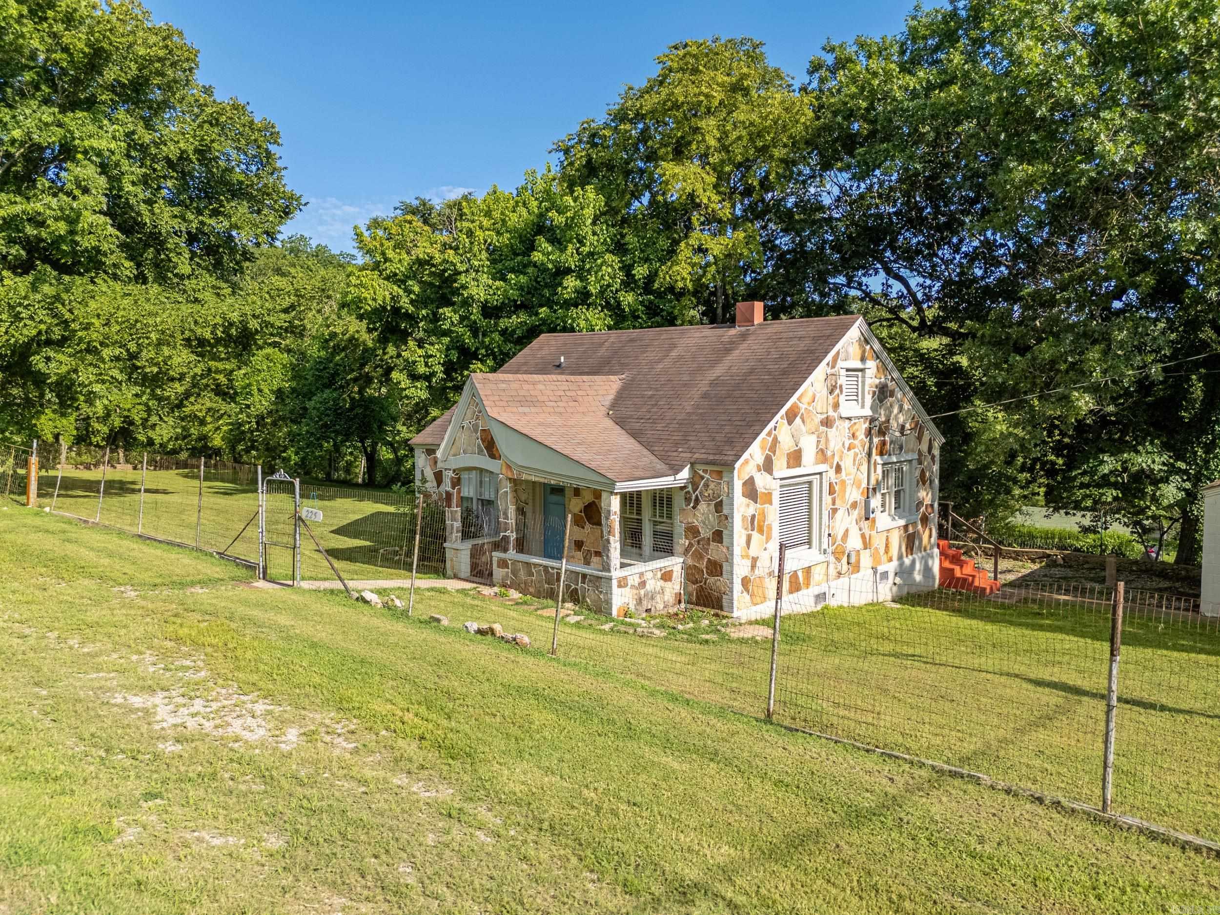 225 Blevins  Norfork, AR