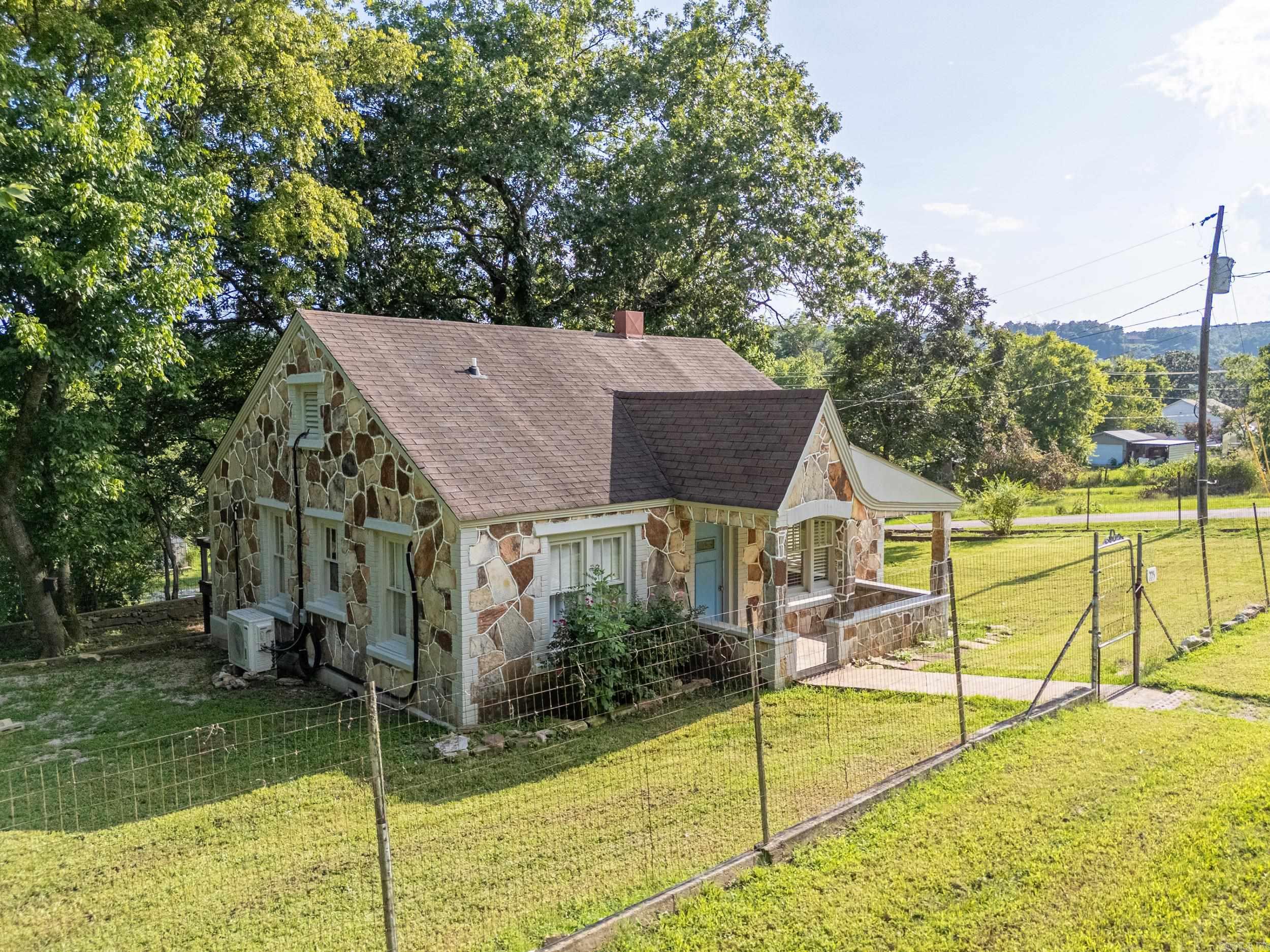 225 Blevins  Norfork, AR