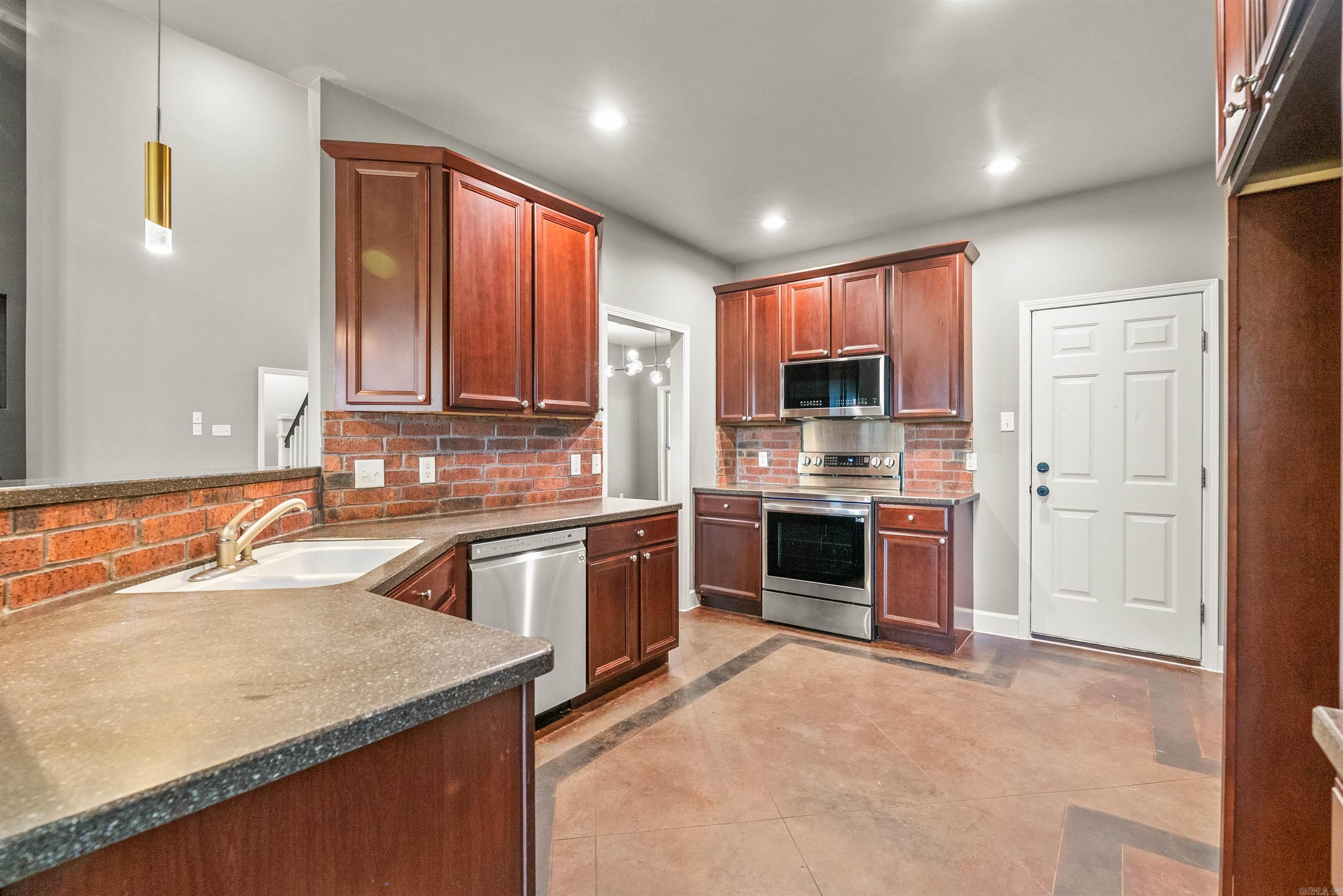 16 Summer Hill Dr  Greenbrier, AR