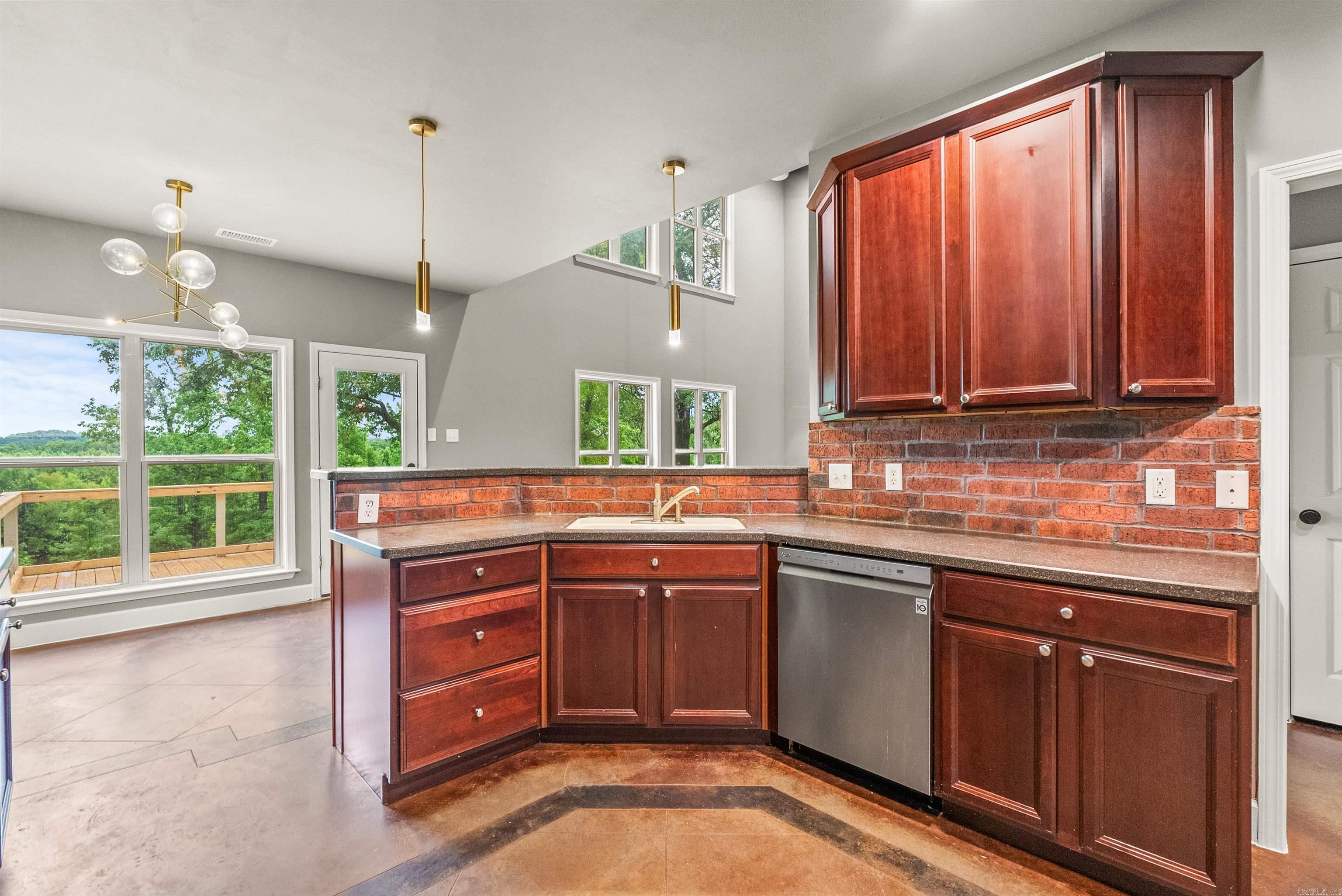 16 Summer Hill Dr  Greenbrier, AR