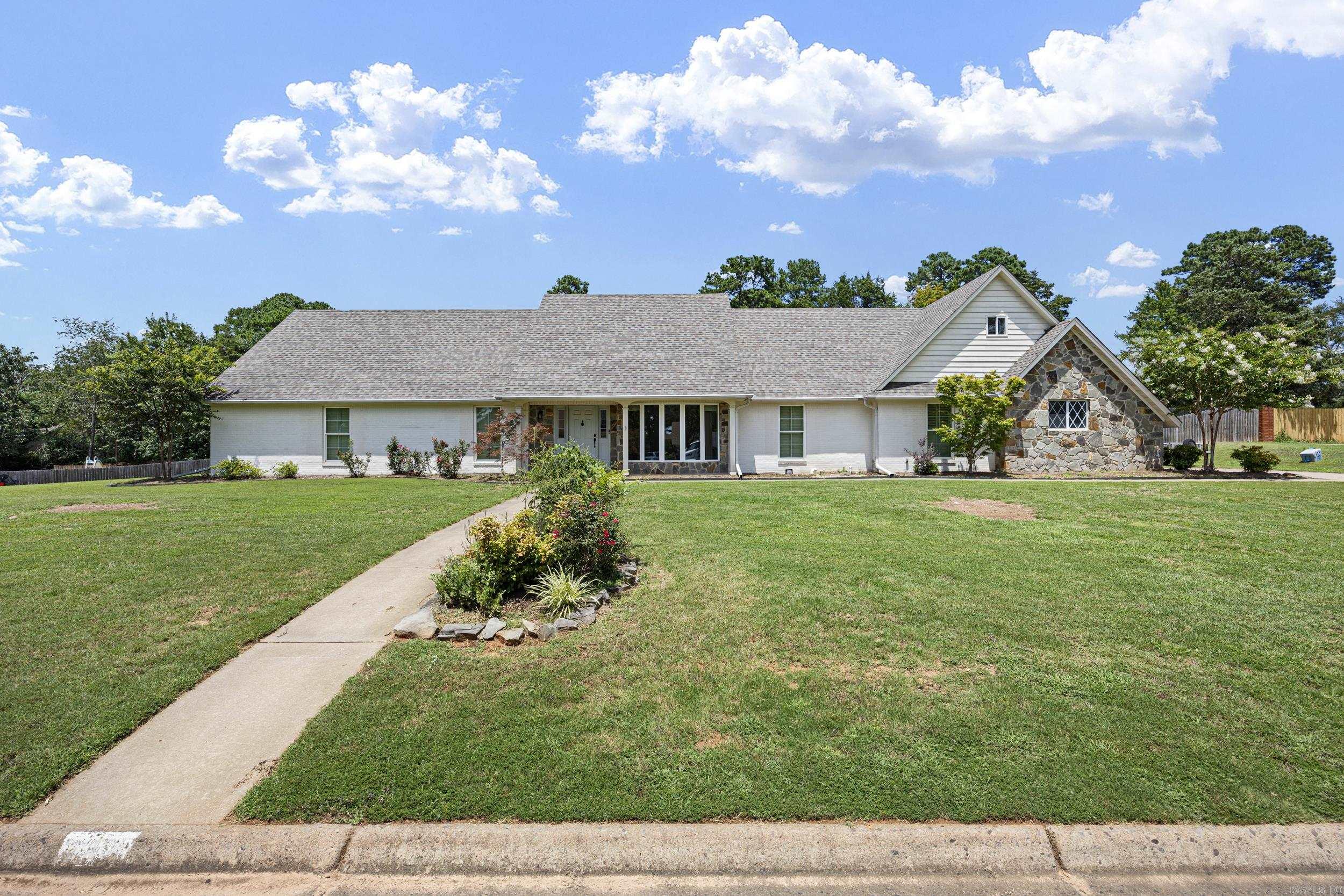 2916 Highland Dr  Russellville, AR