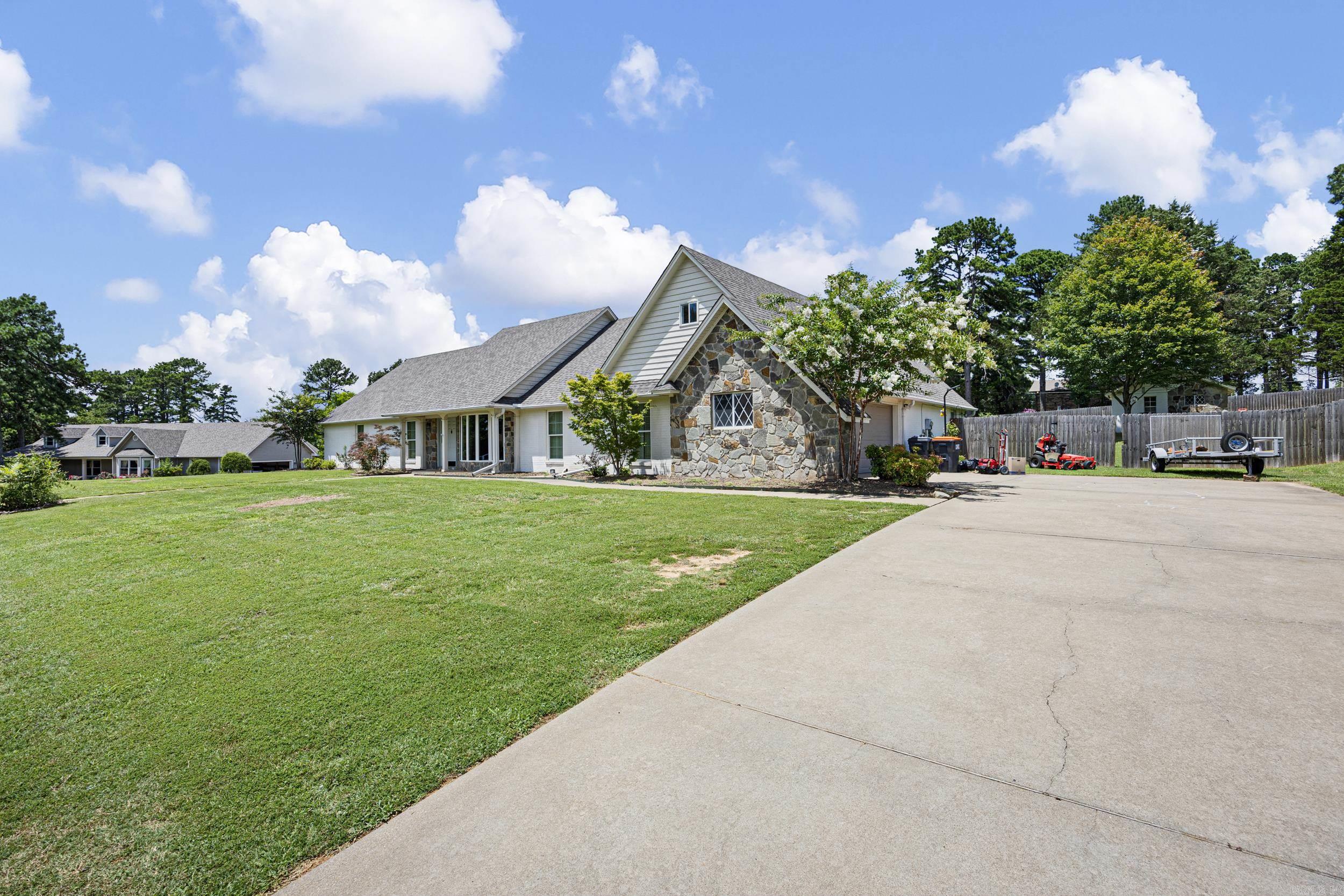 2916 Highland Dr  Russellville, AR