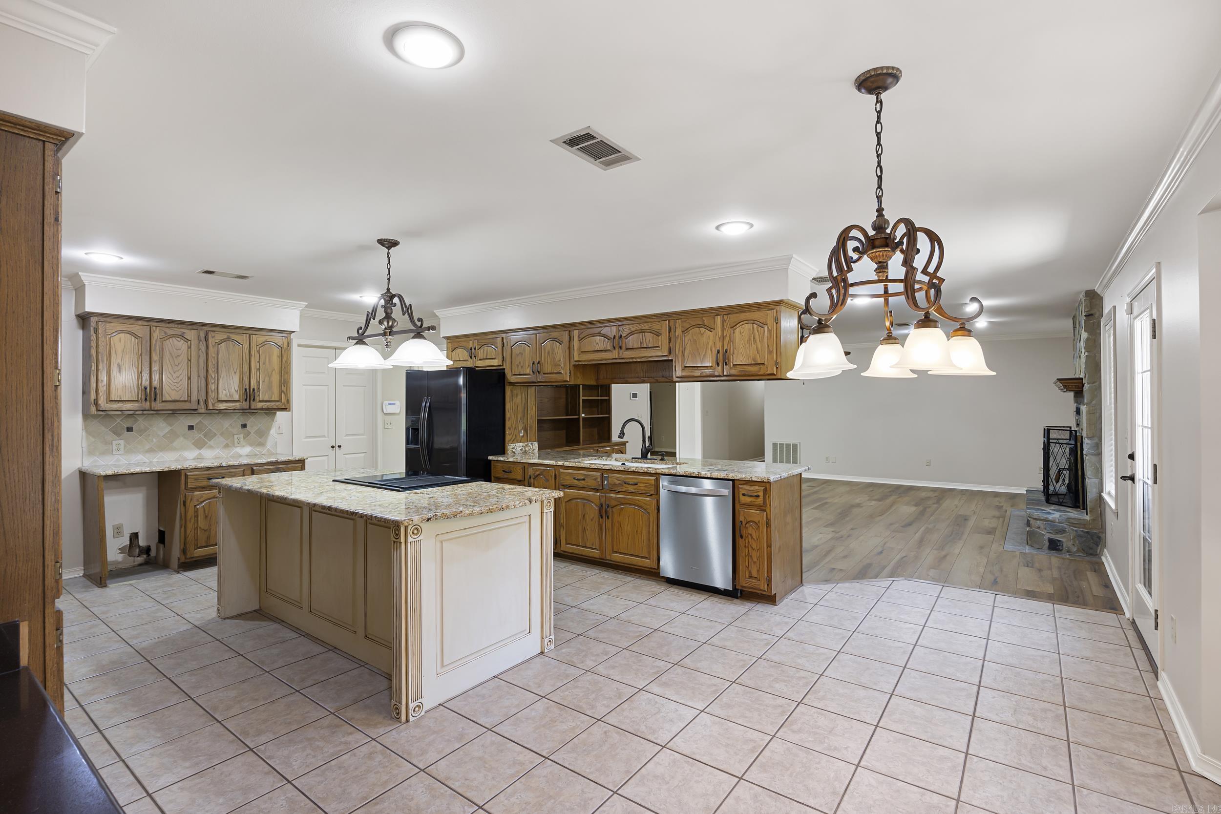 2916 Highland Dr  Russellville, AR